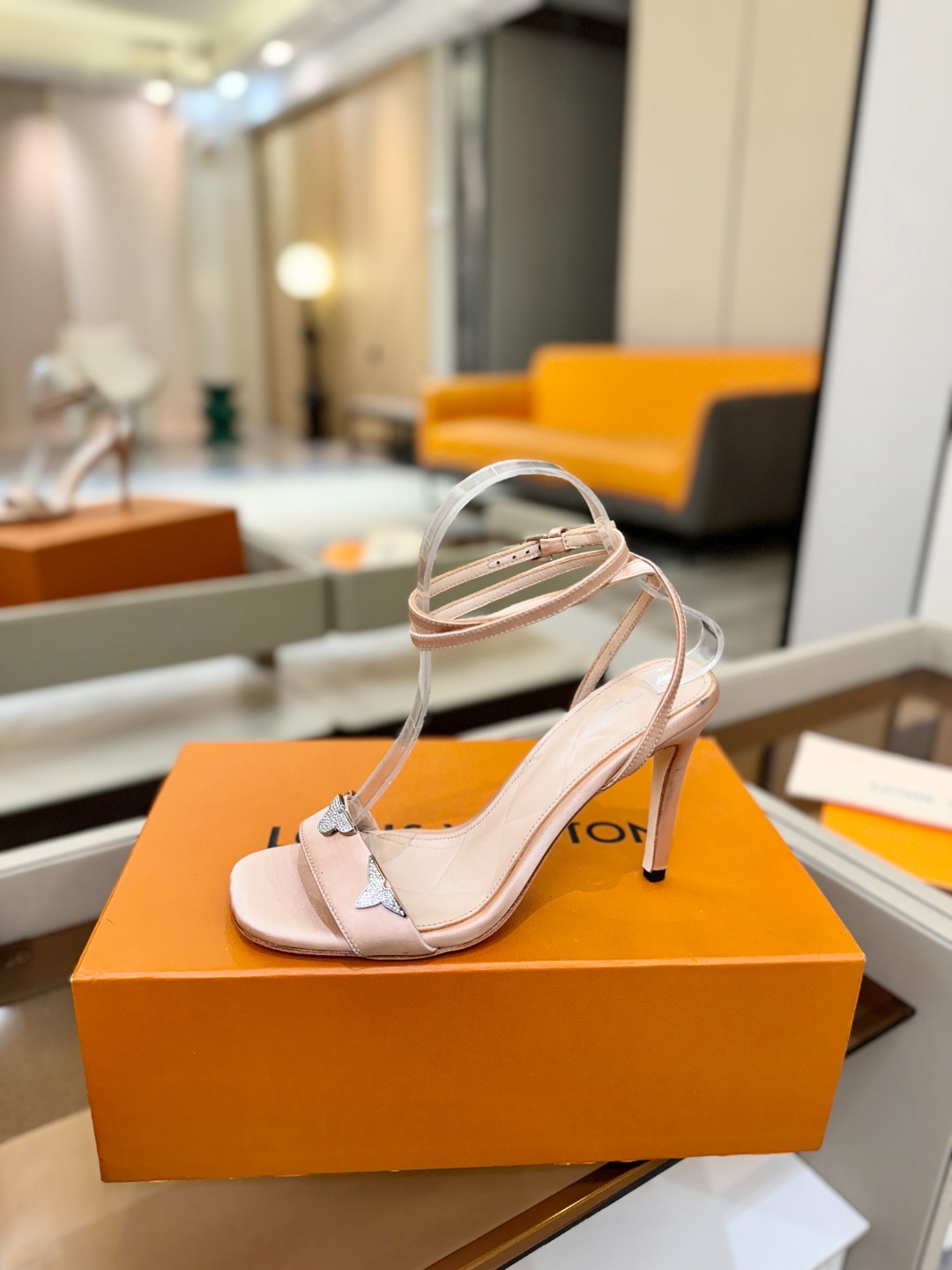 【代购级】、Louis Vuitton 官网早春系列！完美楦型、高跟凉鞋🆕、官网同步更新Lv五金 “lo