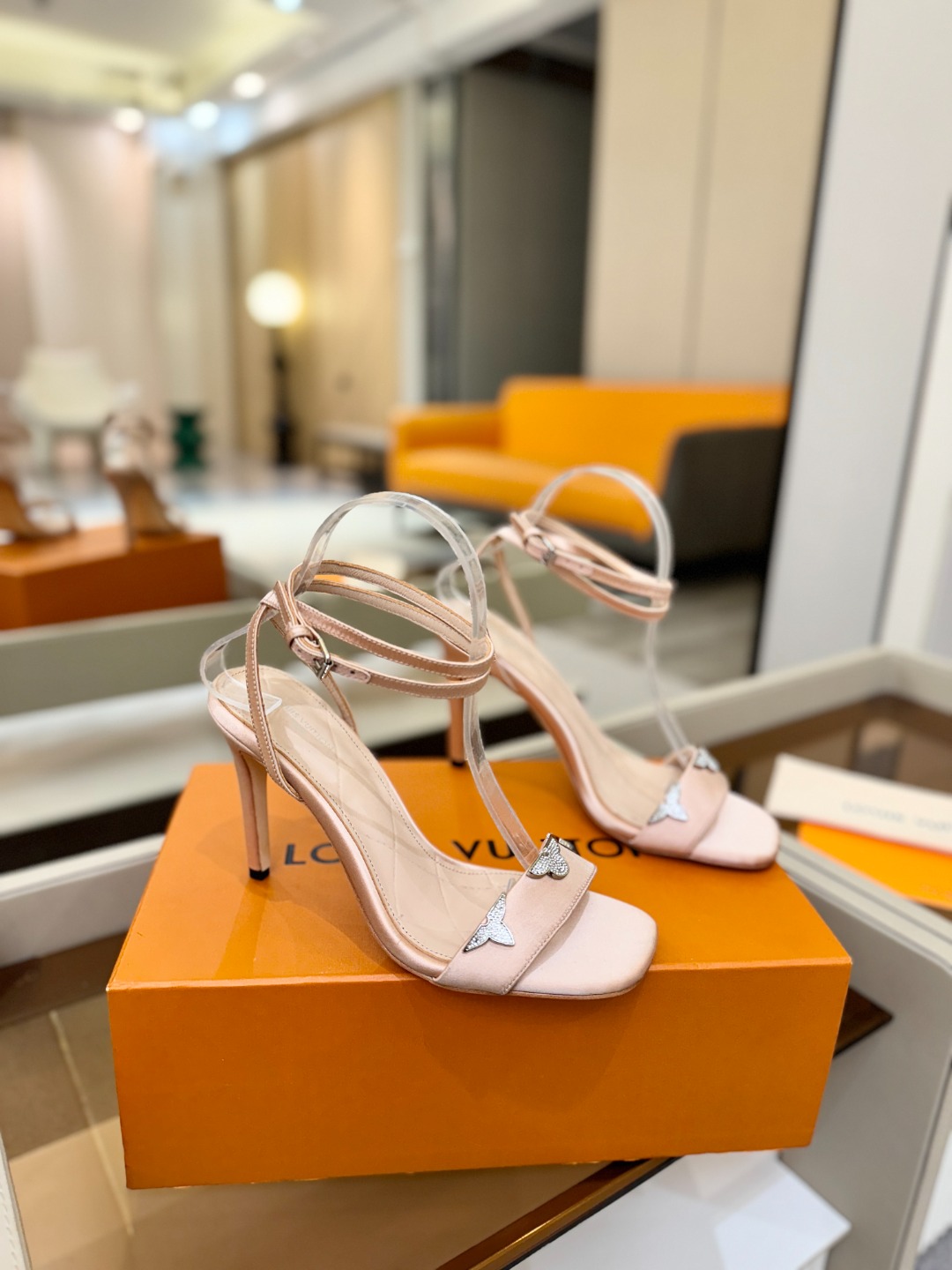 【代购级】、Louis Vuitton 官网早春系列！完美楦型、高跟凉鞋🆕、官网同步更新Lv五金 “lo