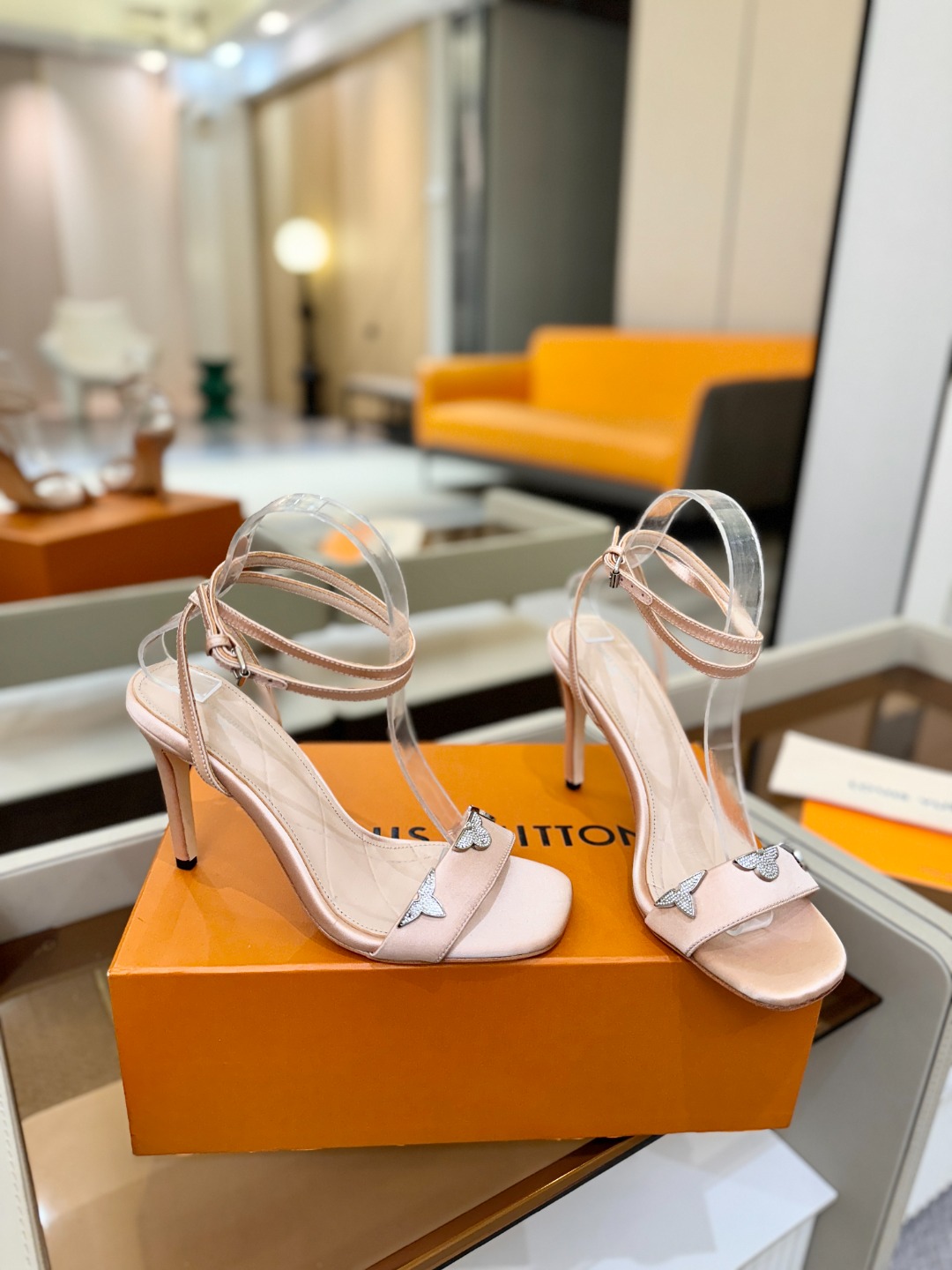 【代购级】、Louis Vuitton 官网早春系列！完美楦型、高跟凉鞋🆕、官网同步更新Lv五金 “lo