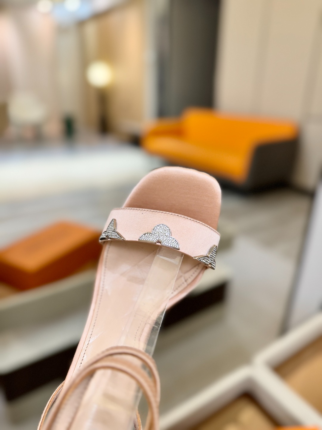 【代购级】、Louis Vuitton 官网早春系列！完美楦型、高跟凉鞋🆕、官网同步更新Lv五金 “lo