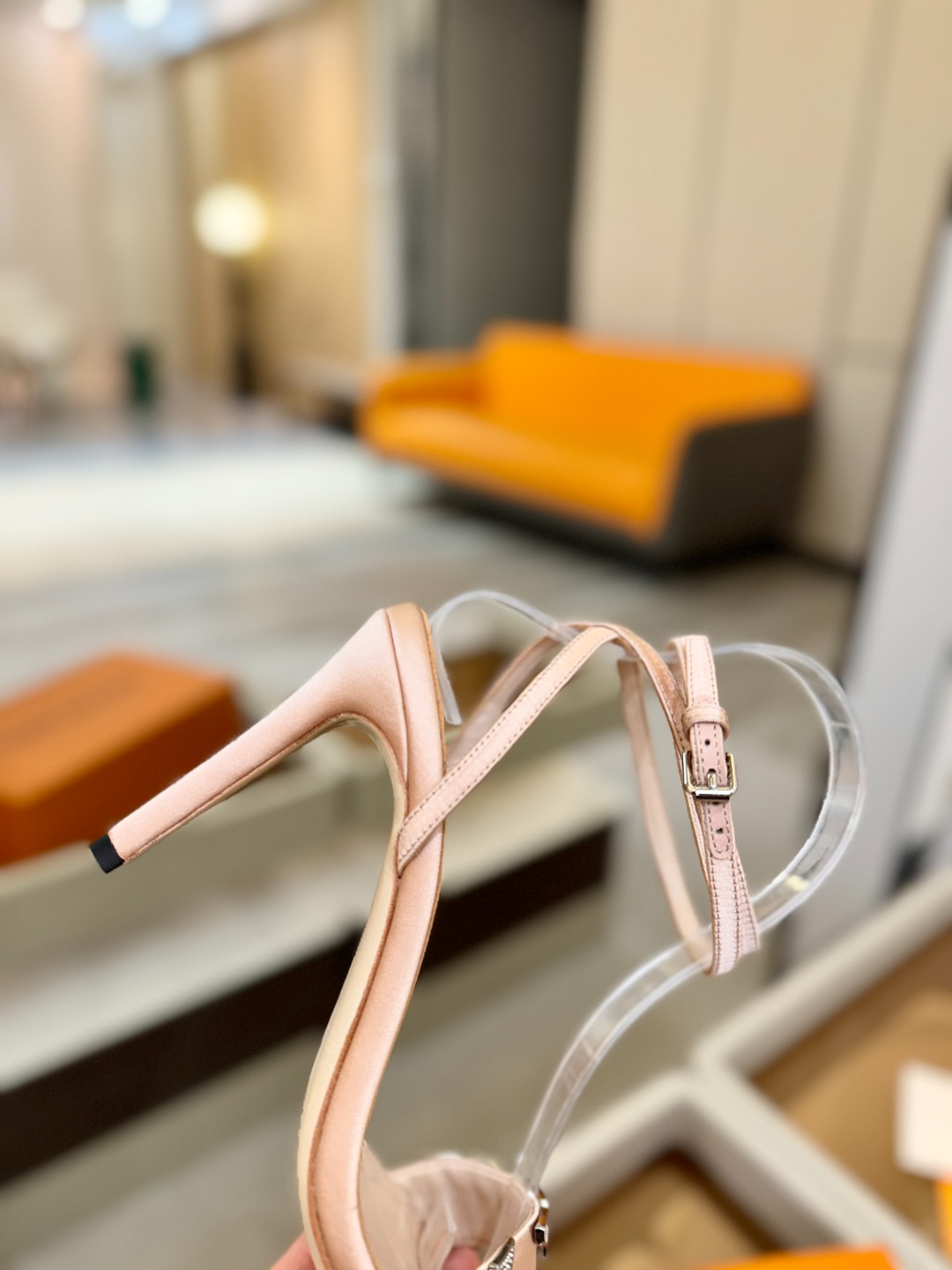 【代购级】、Louis Vuitton 官网早春系列！完美楦型、高跟凉鞋🆕、官网同步更新Lv五金 “lo