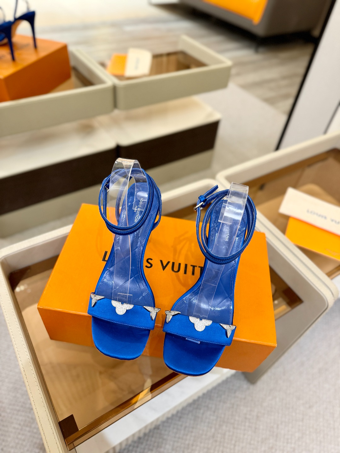 【代购级】、Louis Vuitton 官网早春系列！完美楦型、高跟凉鞋🆕、官网同步更新Lv五金 “lo