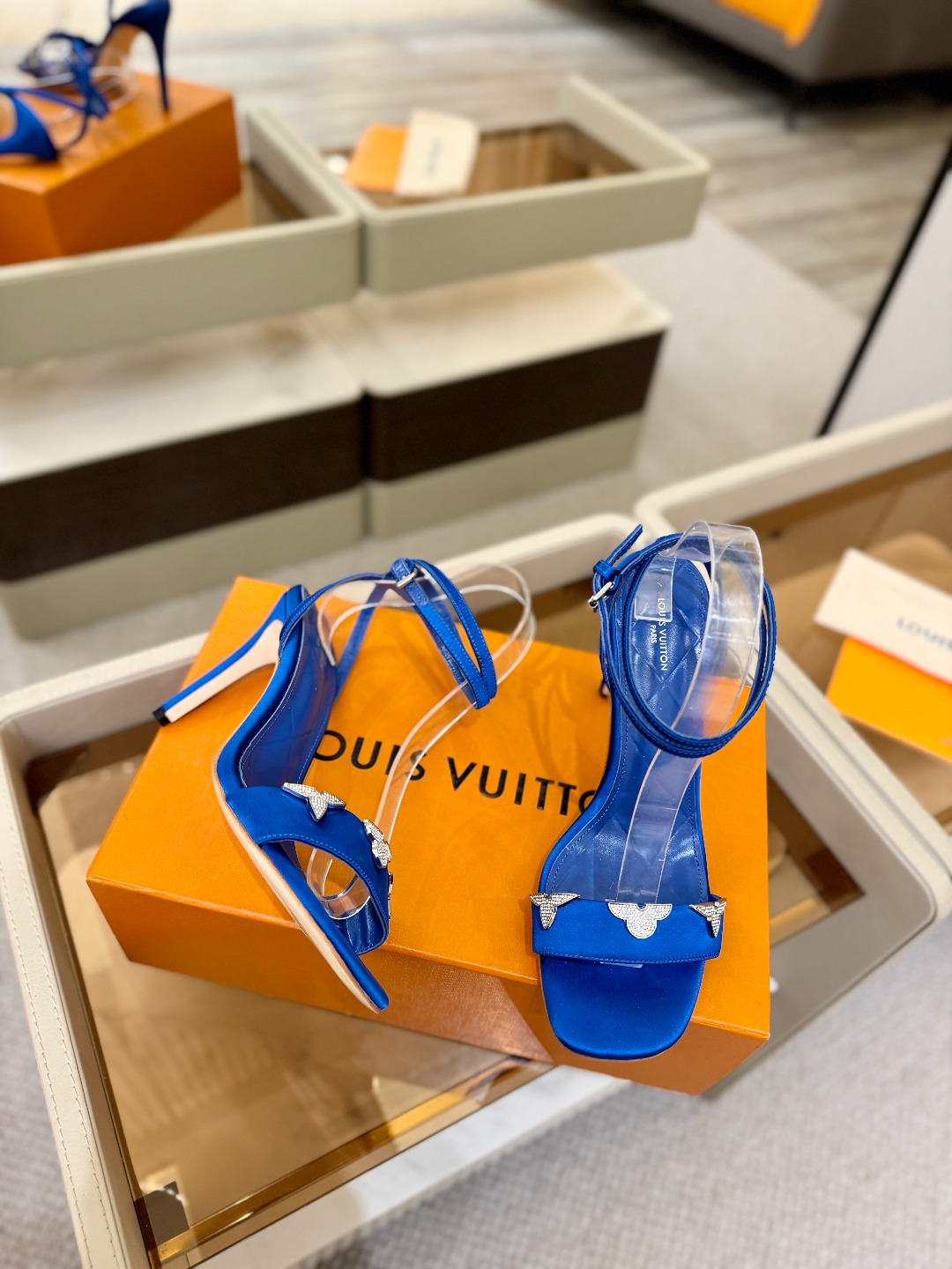 【代购级】、Louis Vuitton 官网早春系列！完美楦型、高跟凉鞋🆕、官网同步更新Lv五金 “lo