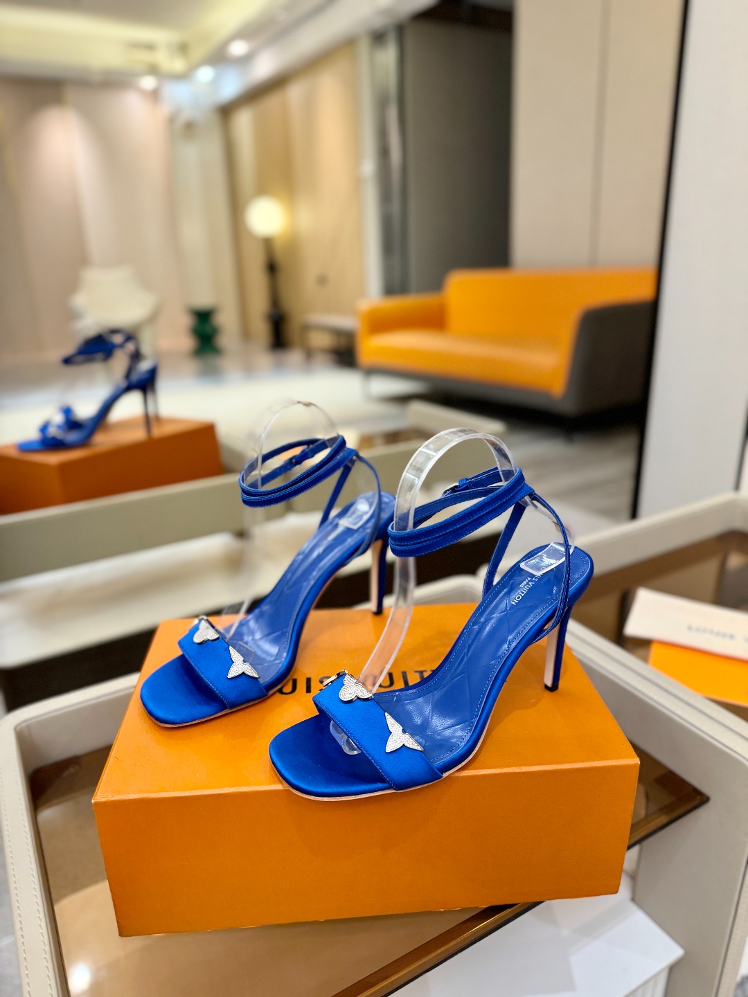 【代购级】、Louis Vuitton 官网早春系列！完美楦型、高跟凉鞋🆕、官网同步更新Lv五金 “lo