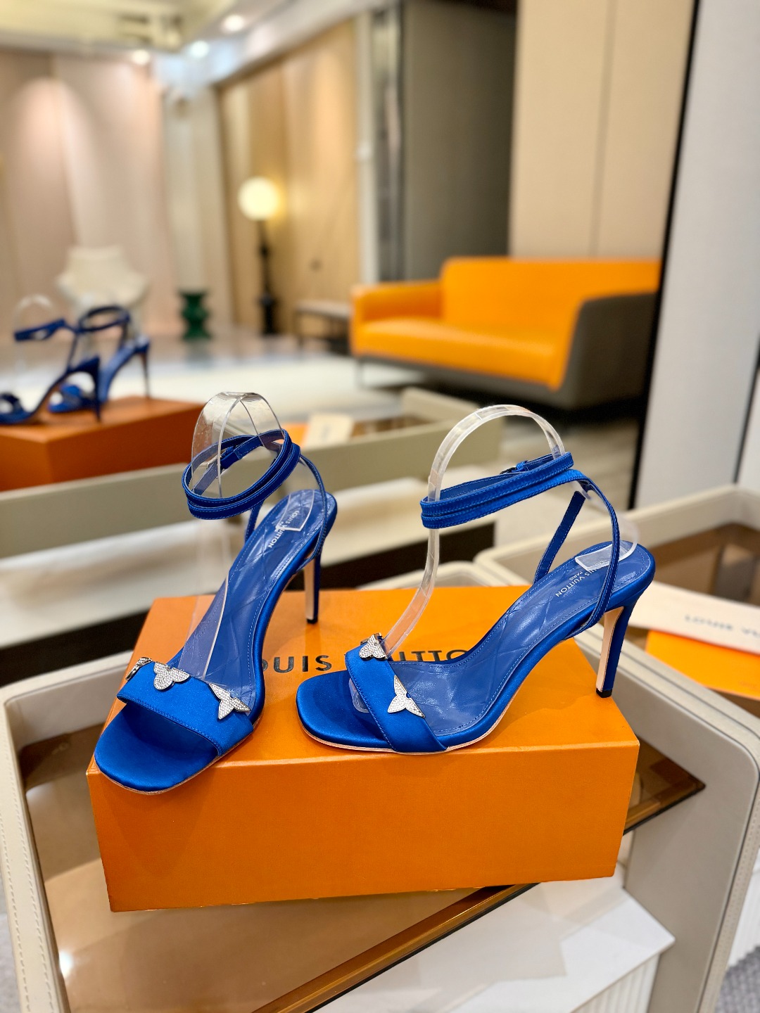 【代购级】、Louis Vuitton 官网早春系列！完美楦型、高跟凉鞋🆕、官网同步更新Lv五金 “lo