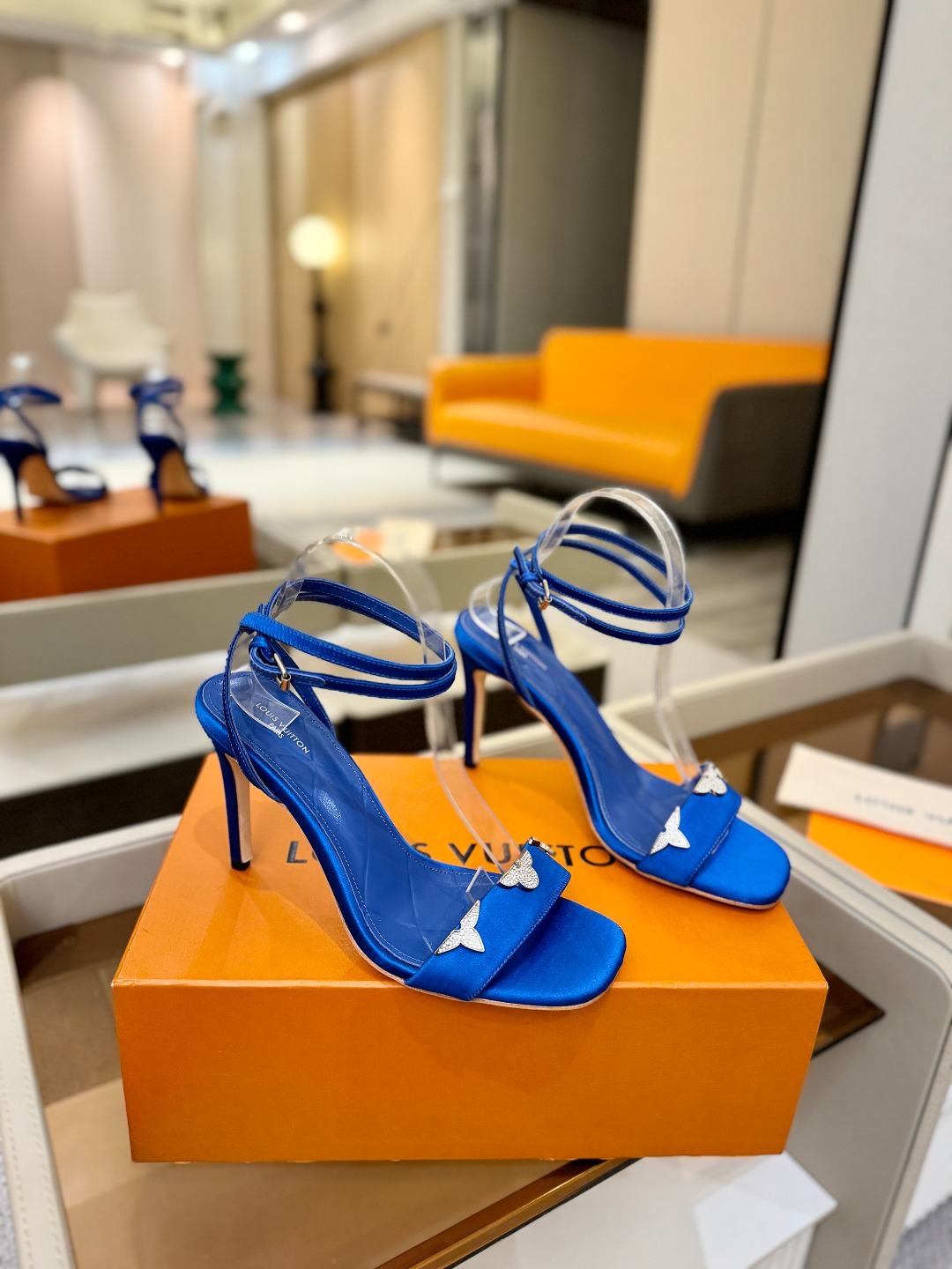 【代购级】、Louis Vuitton 官网早春系列！完美楦型、高跟凉鞋🆕、官网同步更新Lv五金 “lo