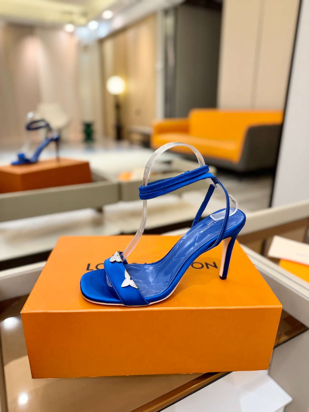 【代购级】、Louis Vuitton 官网早春系列！完美楦型、高跟凉鞋🆕、官网同步更新Lv五金 “lo