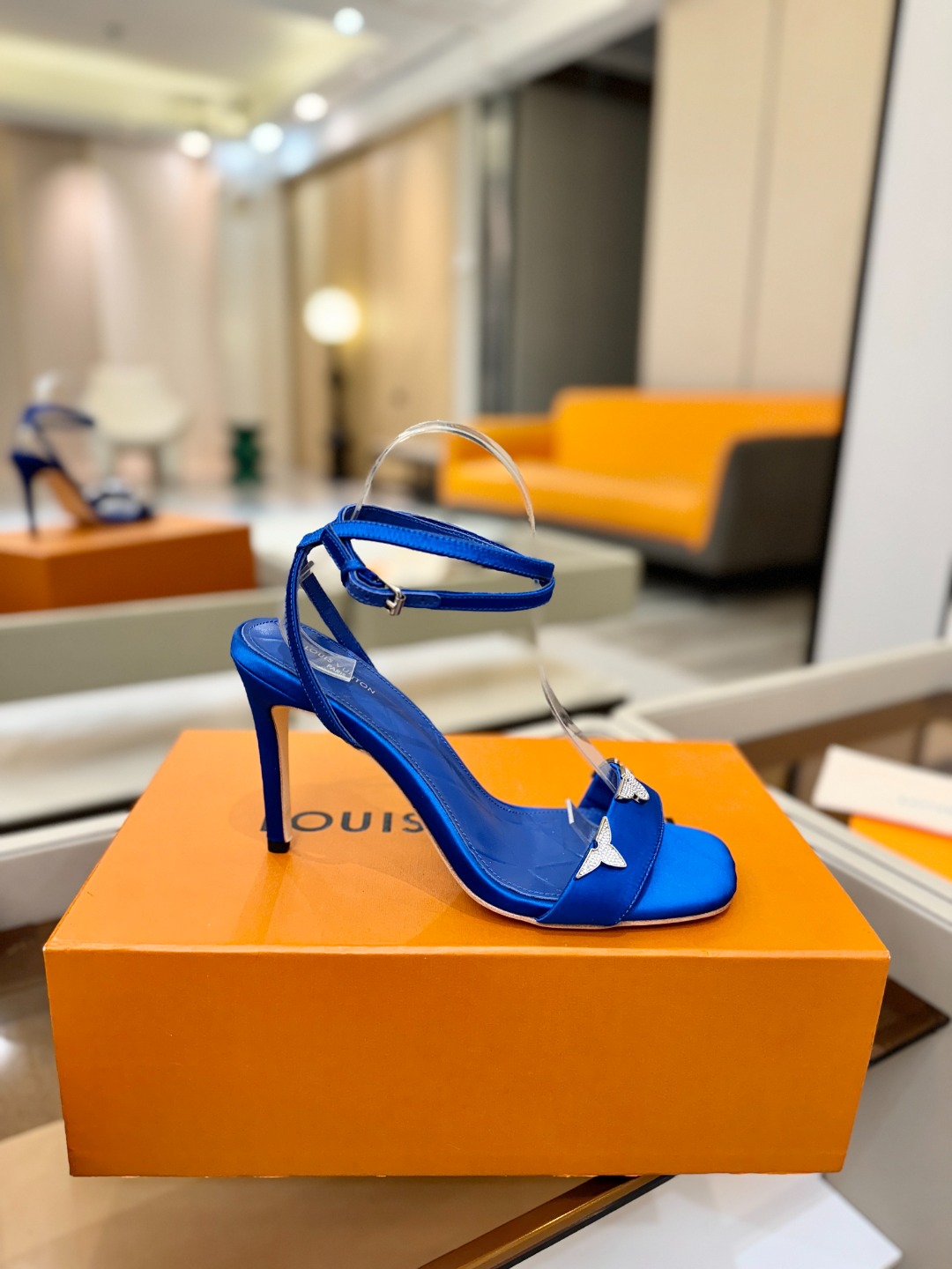 【代购级】、Louis Vuitton 官网早春系列！完美楦型、高跟凉鞋🆕、官网同步更新Lv五金 “lo