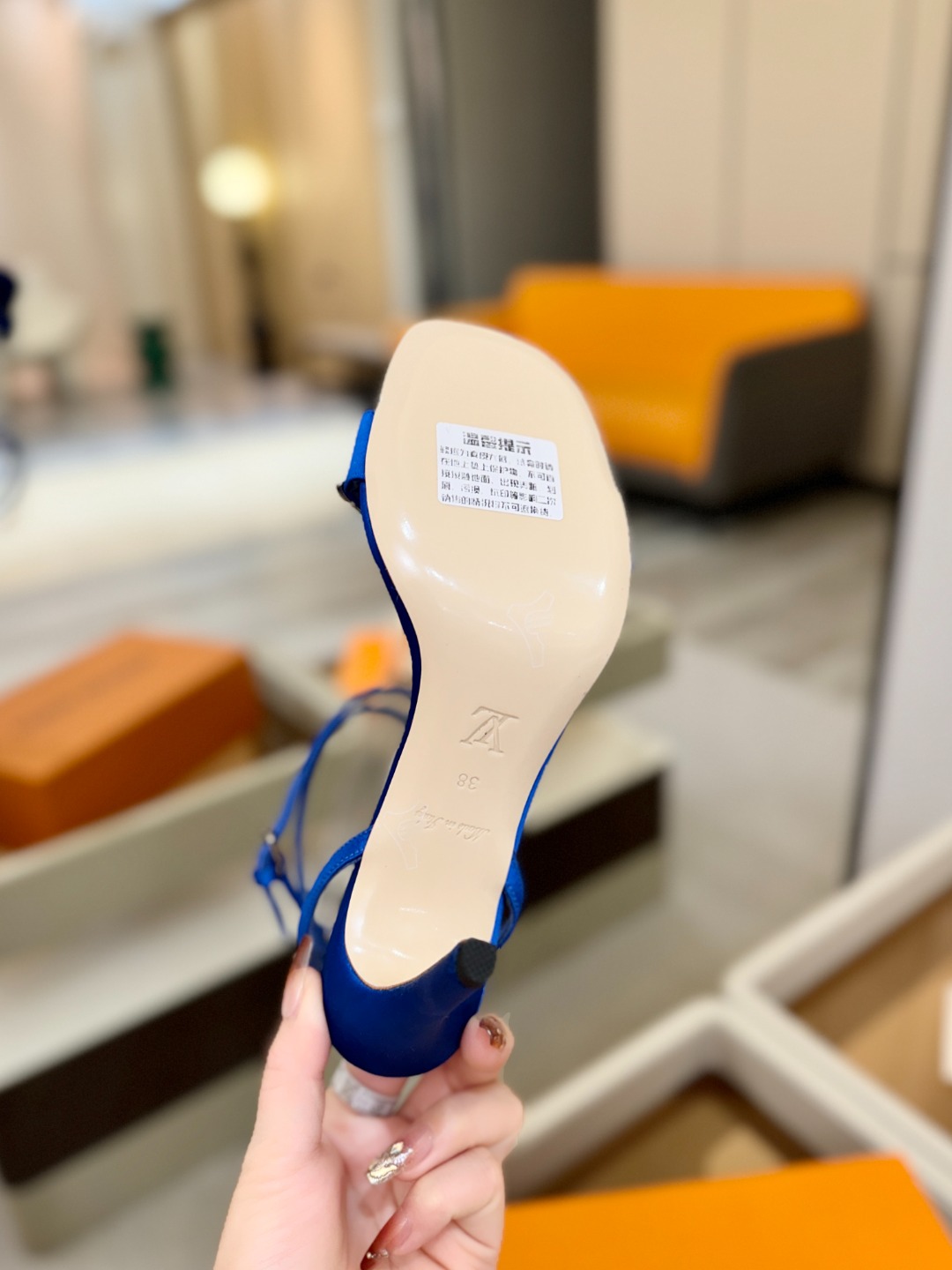 【代购级】、Louis Vuitton 官网早春系列！完美楦型、高跟凉鞋🆕、官网同步更新Lv五金 “lo