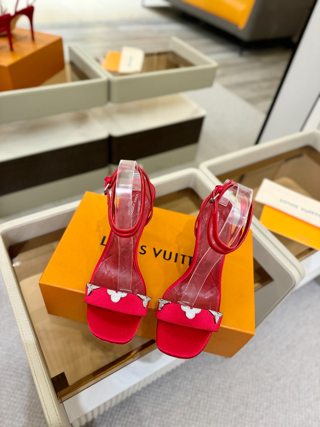 【代购级】、Louis Vuitton 官网早春系列！完美楦型、高跟凉鞋🆕、官网同步更新Lv五金 “lo