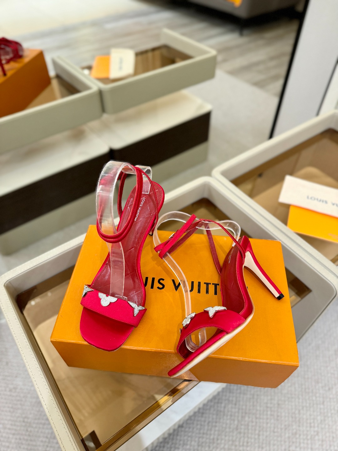 【代购级】、Louis Vuitton 官网早春系列！完美楦型、高跟凉鞋🆕、官网同步更新Lv五金 “lo