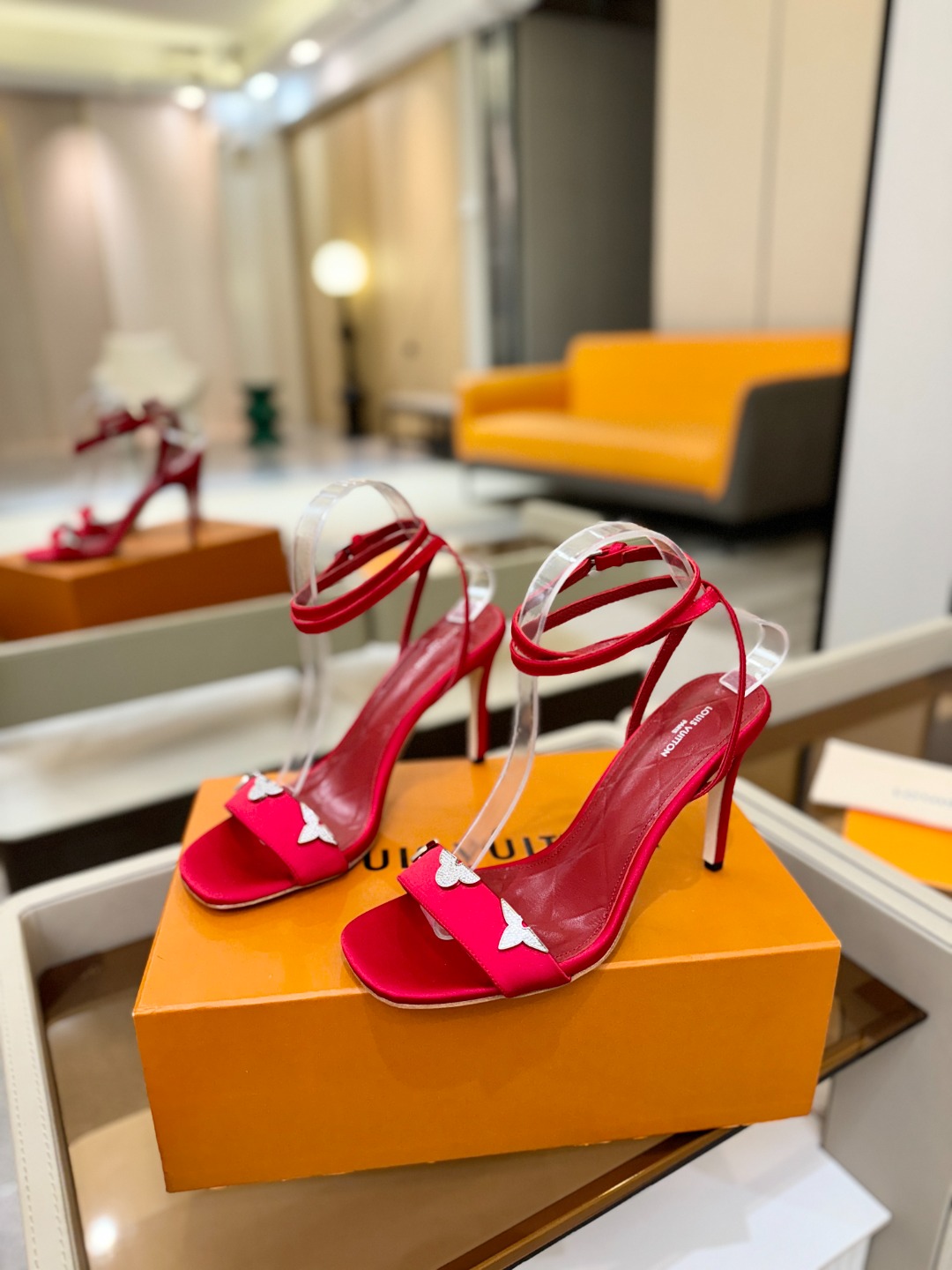 【代购级】、Louis Vuitton 官网早春系列！完美楦型、高跟凉鞋🆕、官网同步更新Lv五金 “lo