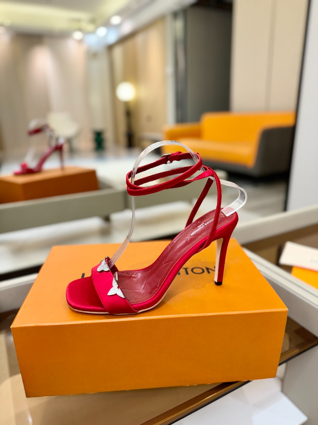 【代购级】、Louis Vuitton 官网早春系列！完美楦型、高跟凉鞋🆕、官网同步更新Lv五金 “lo