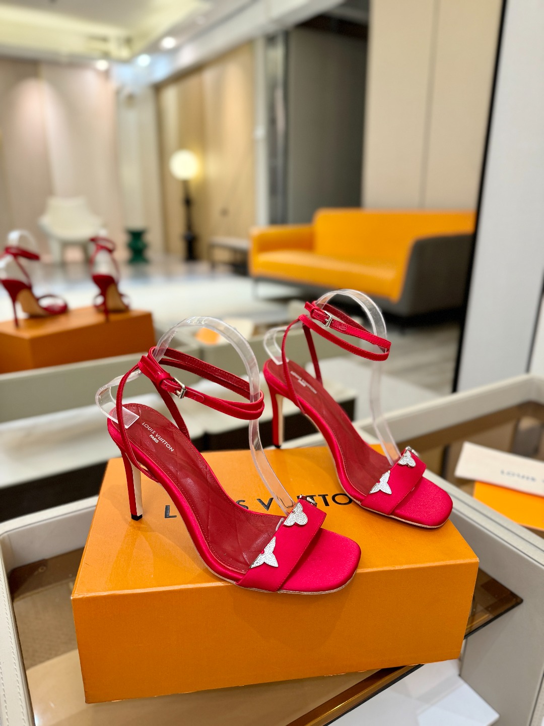 【代购级】、Louis Vuitton 官网早春系列！完美楦型、高跟凉鞋🆕、官网同步更新Lv五金 “lo