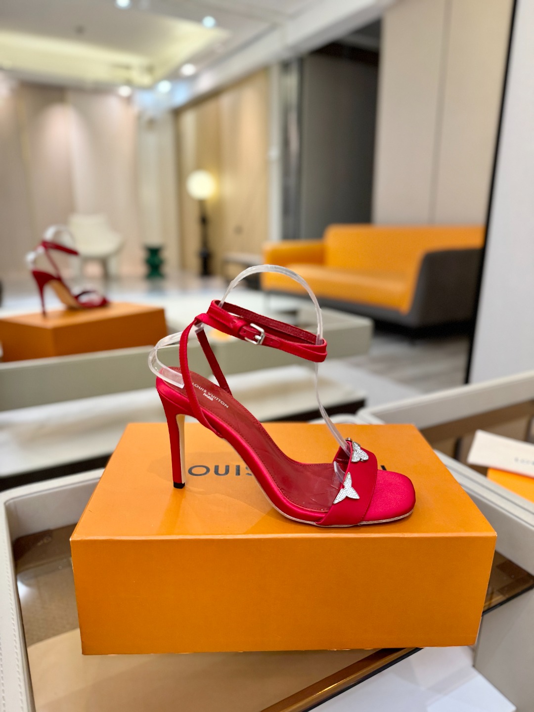 【代购级】、Louis Vuitton 官网早春系列！完美楦型、高跟凉鞋🆕、官网同步更新Lv五金 “lo