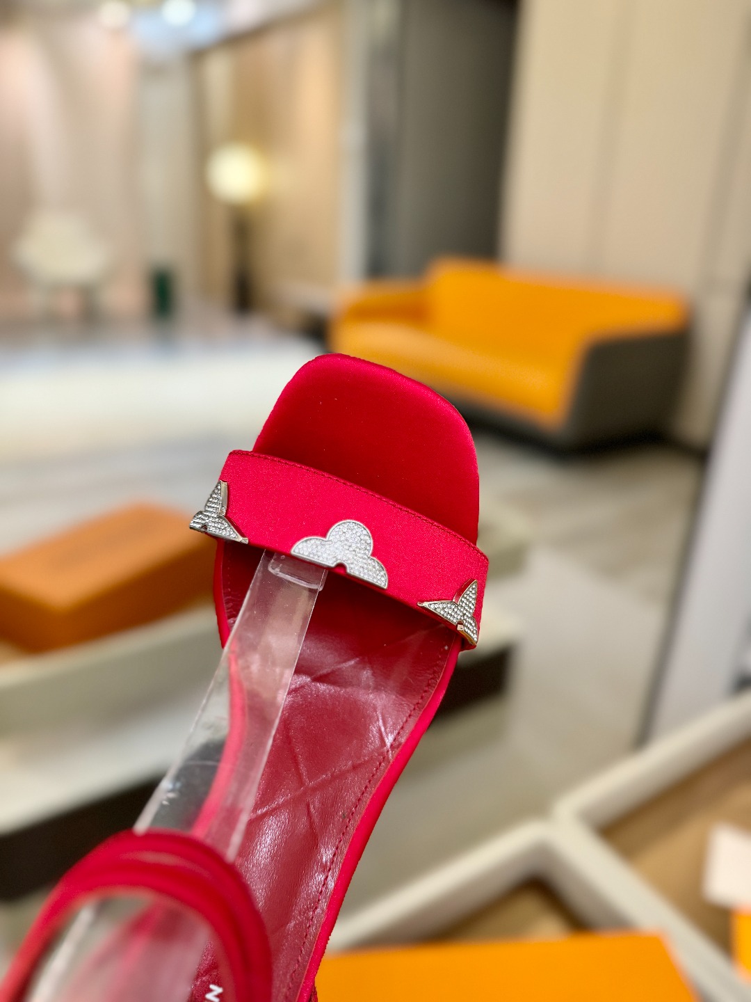 【代购级】、Louis Vuitton 官网早春系列！完美楦型、高跟凉鞋🆕、官网同步更新Lv五金 “lo