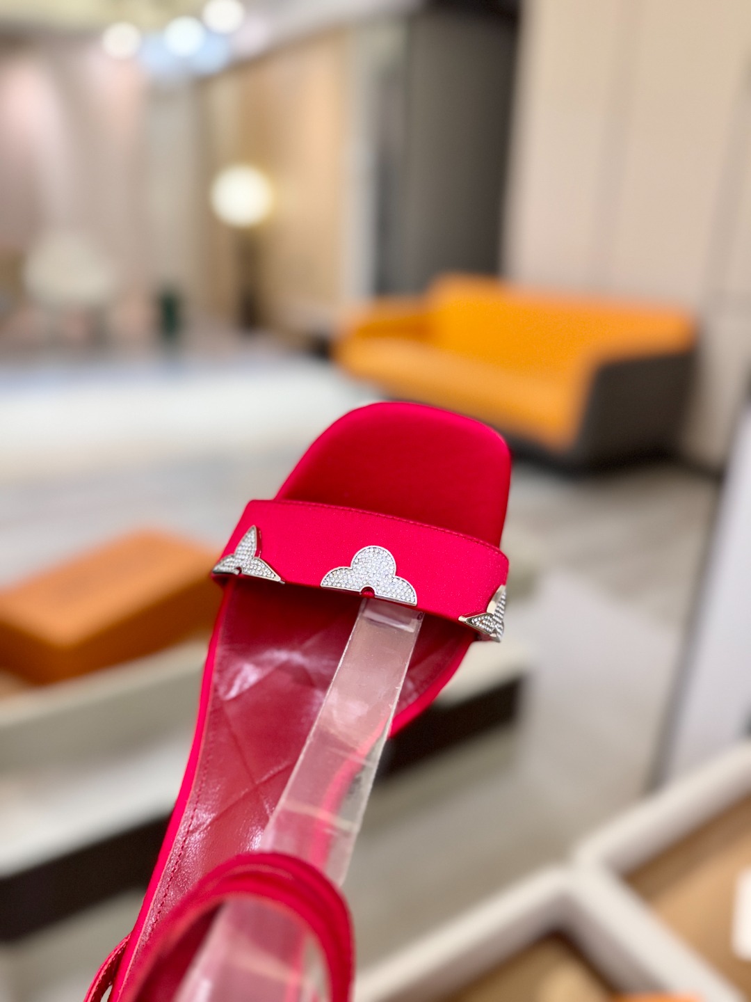 【代购级】、Louis Vuitton 官网早春系列！完美楦型、高跟凉鞋🆕、官网同步更新Lv五金 “lo