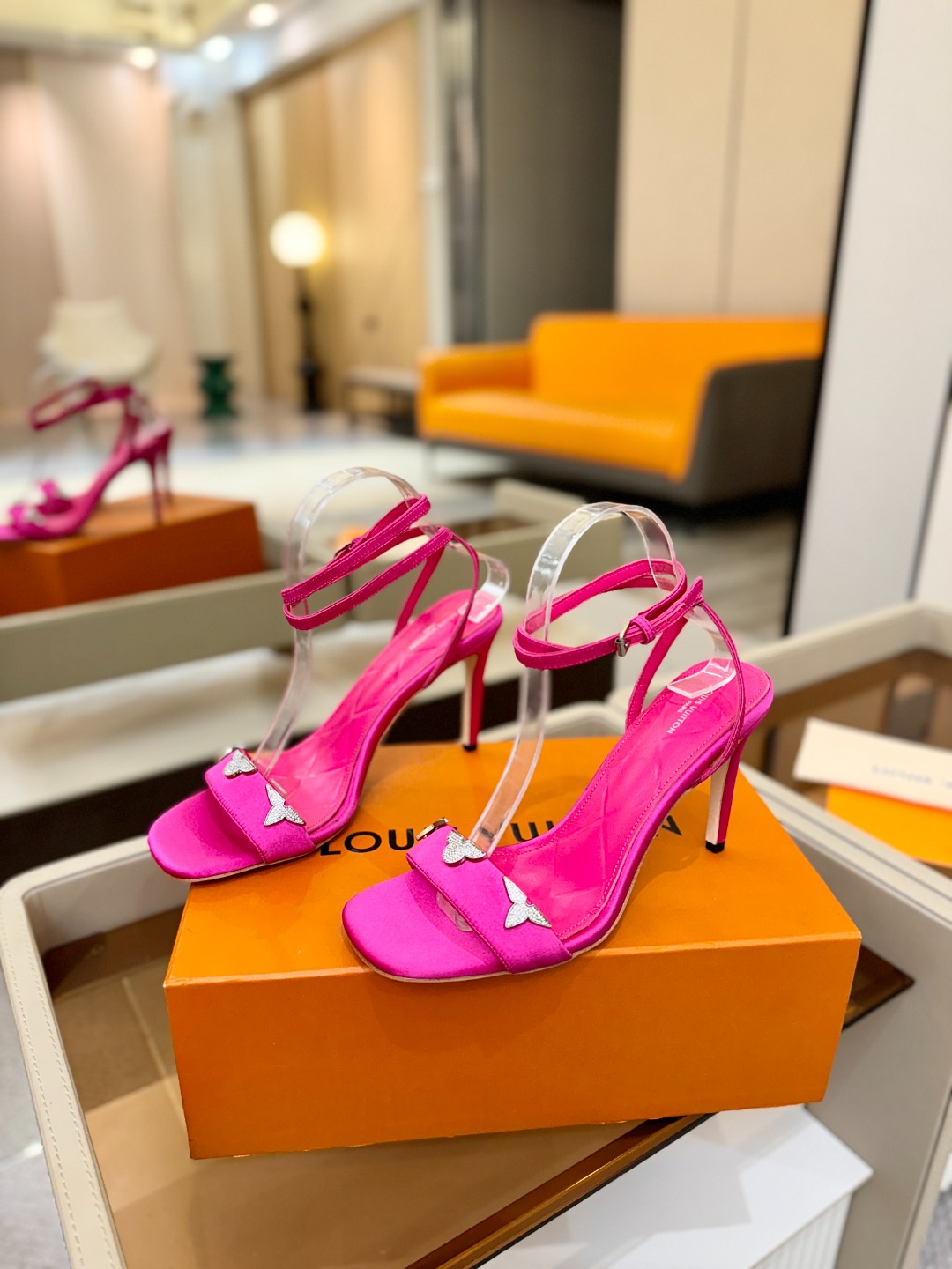 【代购级】、Louis Vuitton 官网早春系列！完美楦型、高跟凉鞋🆕、官网同步更新Lv五金 “lo