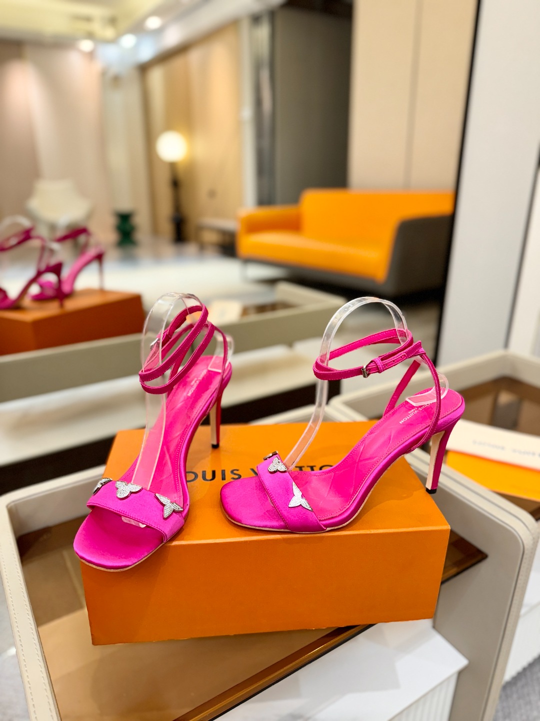 【代购级】、Louis Vuitton 官网早春系列！完美楦型、高跟凉鞋🆕、官网同步更新Lv五金 “lo