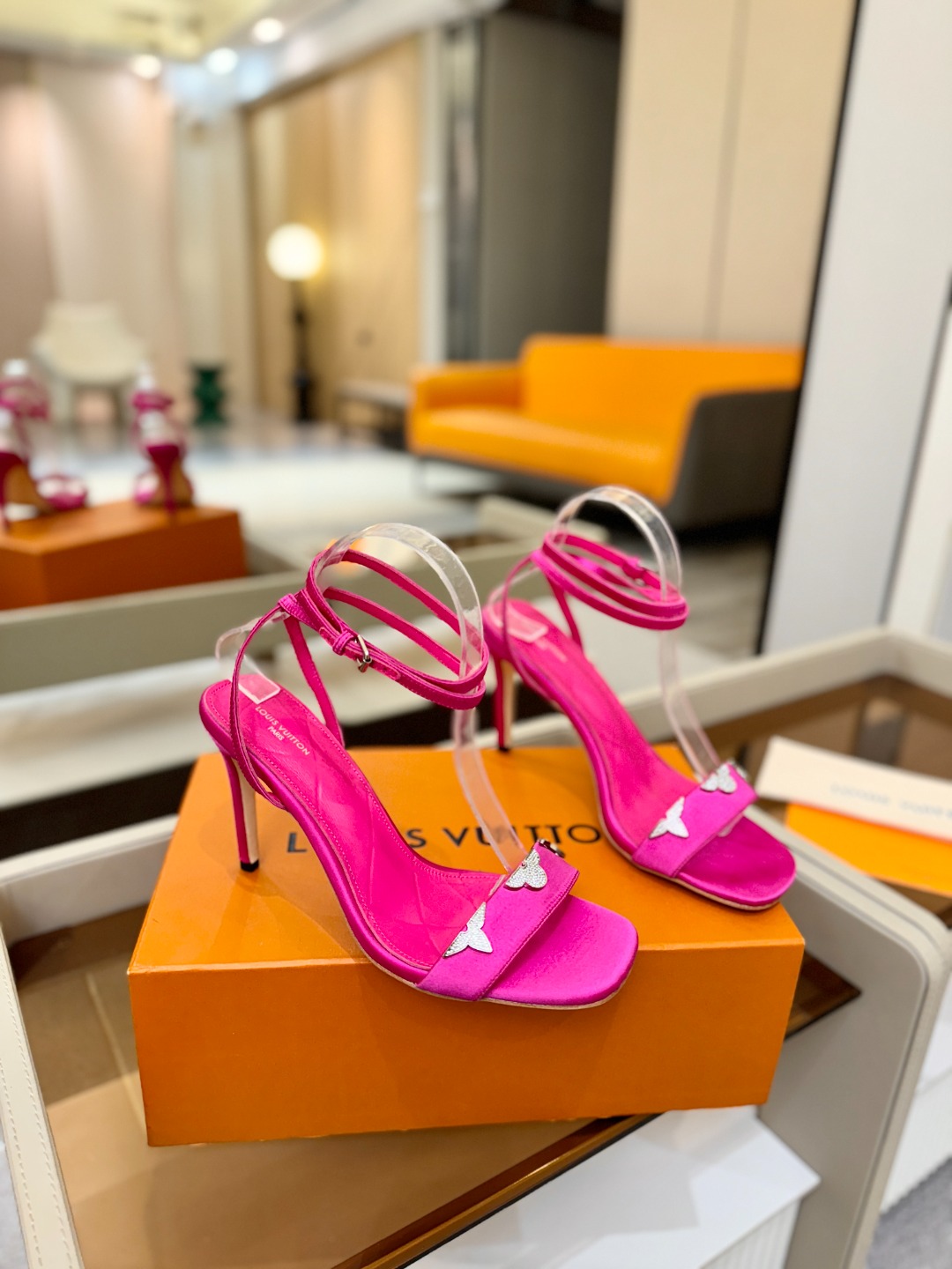 【代购级】、Louis Vuitton 官网早春系列！完美楦型、高跟凉鞋🆕、官网同步更新Lv五金 “lo