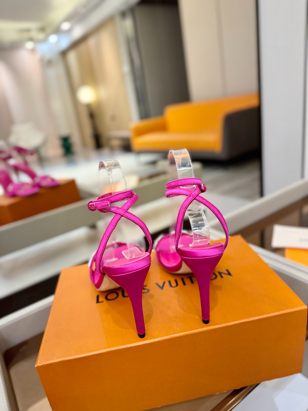 【代购级】、Louis Vuitton 官网早春系列！完美楦型、高跟凉鞋🆕、官网同步更新Lv五金 “lo