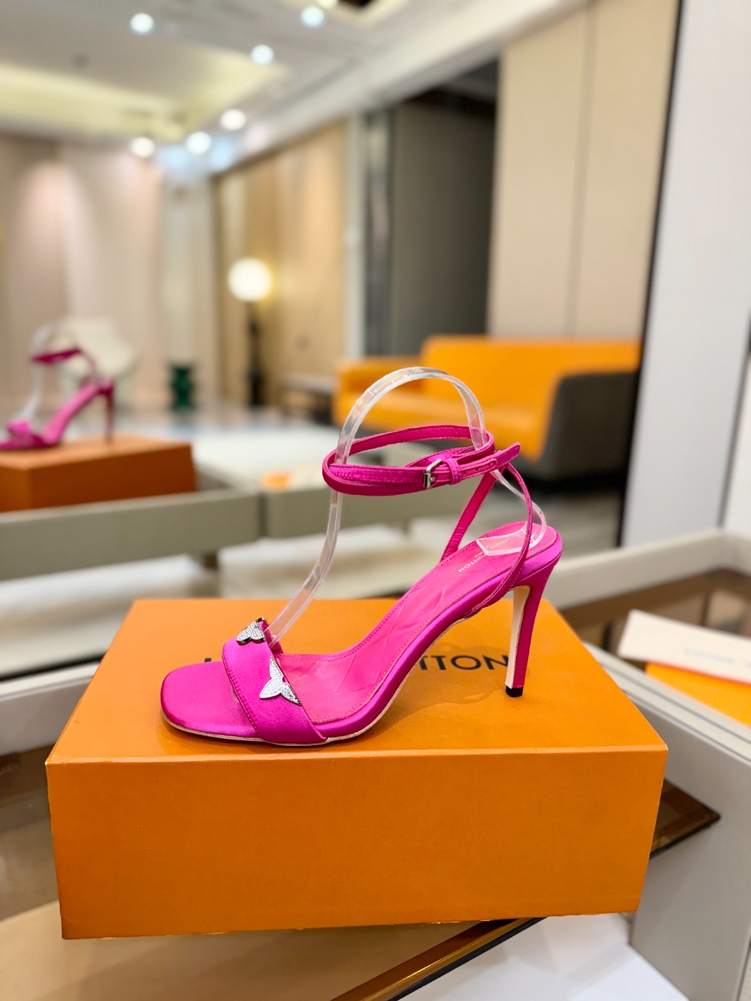 【代购级】、Louis Vuitton 官网早春系列！完美楦型、高跟凉鞋🆕、官网同步更新Lv五金 “lo