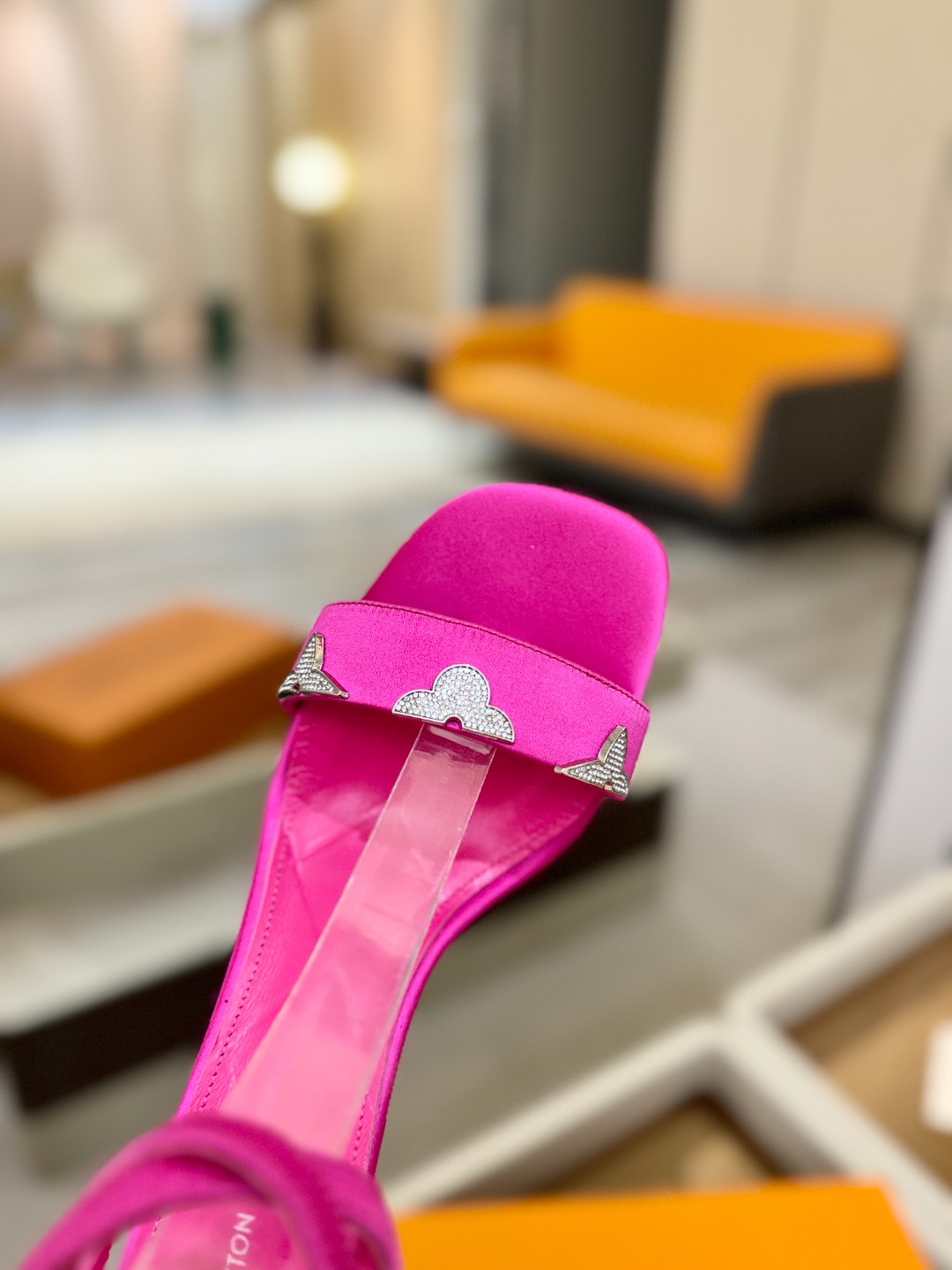 【代购级】、Louis Vuitton 官网早春系列！完美楦型、高跟凉鞋🆕、官网同步更新Lv五金 “lo