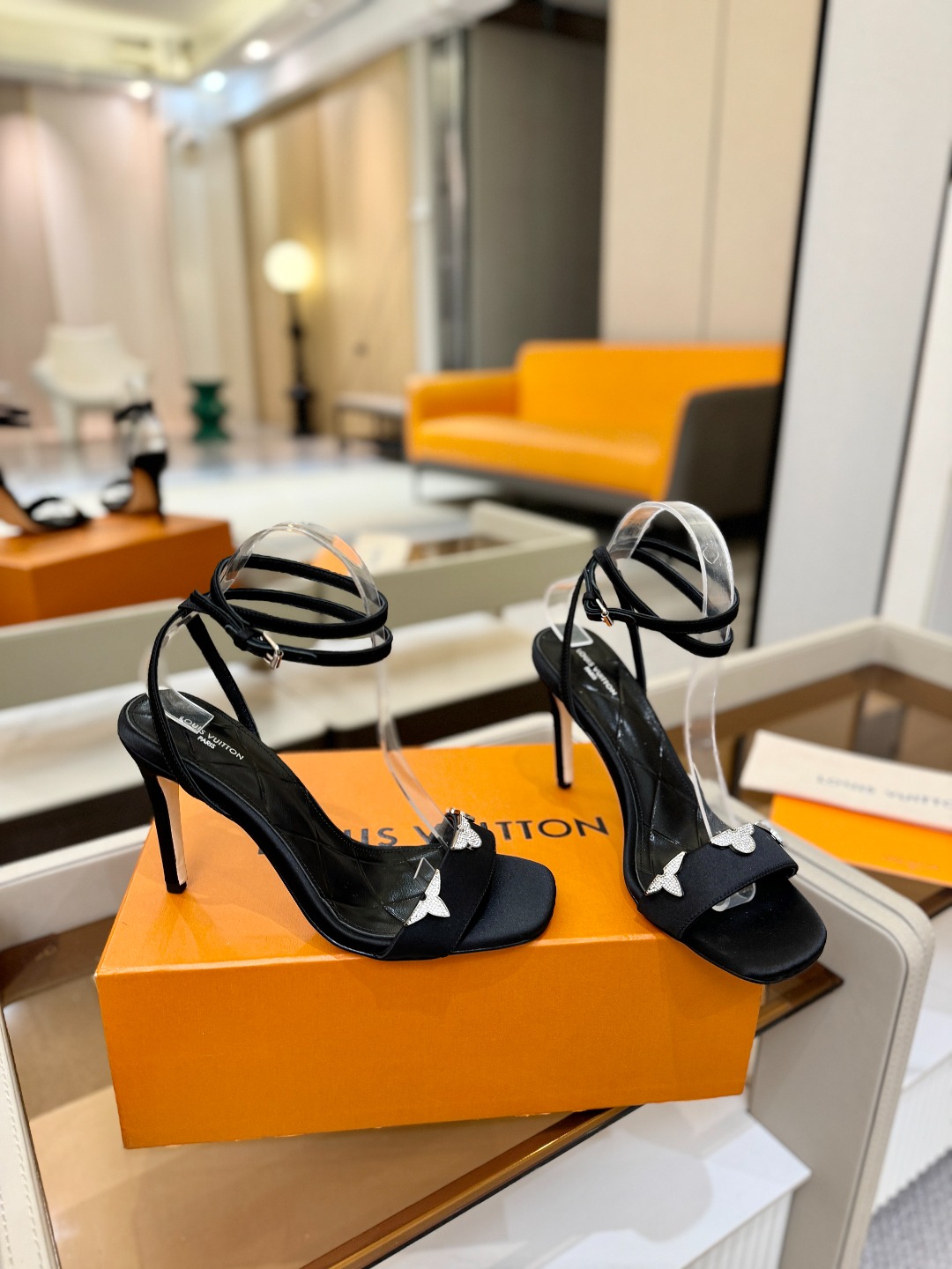 【代购级】、Louis Vuitton 官网早春系列！完美楦型、高跟凉鞋🆕、官网同步更新Lv五金 “lo