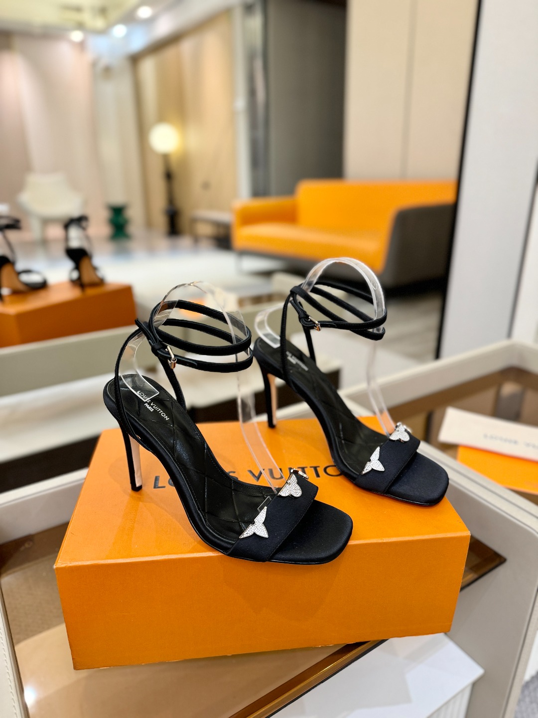 【代购级】、Louis Vuitton 官网早春系列！完美楦型、高跟凉鞋🆕、官网同步更新Lv五金 “lo