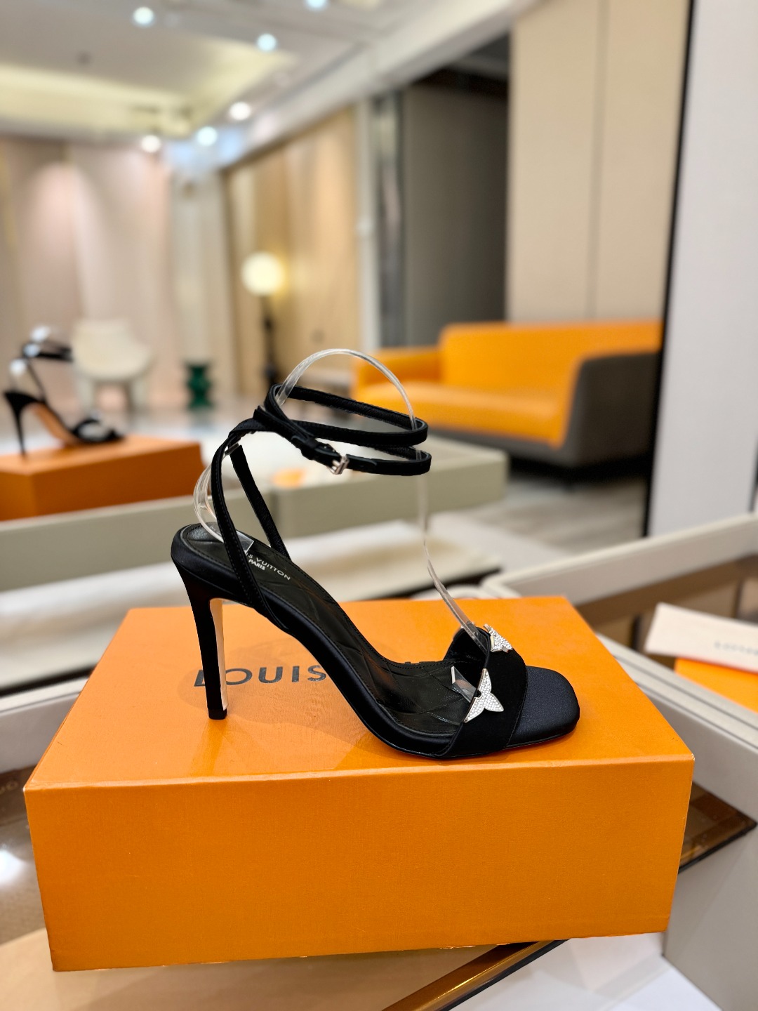 【代购级】、Louis Vuitton 官网早春系列！完美楦型、高跟凉鞋🆕、官网同步更新Lv五金 “lo