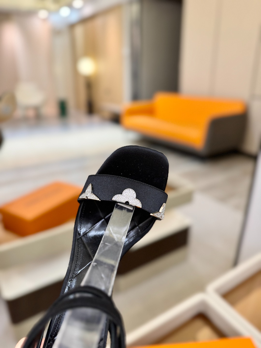 【代购级】、Louis Vuitton 官网早春系列！完美楦型、高跟凉鞋🆕、官网同步更新Lv五金 “lo