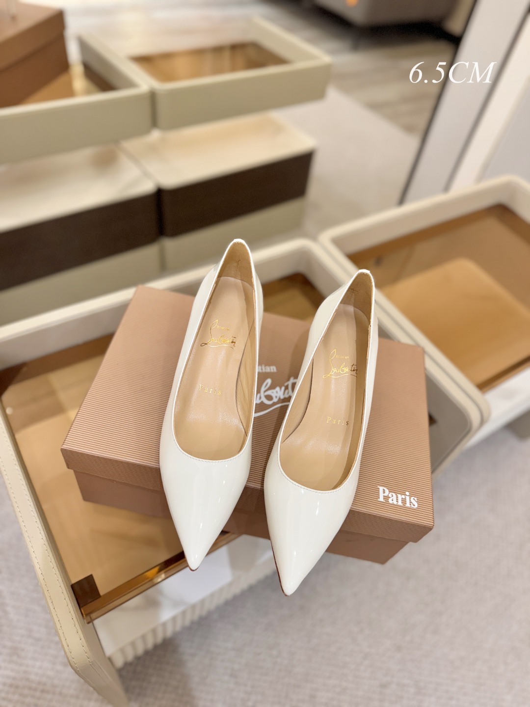 漆皮 单鞋（经典款）质感立体穿出时尚芭莎的气质优质皮里更加柔软透气，无敌瘦腿，穿上立马拉升腿的长度～涵深