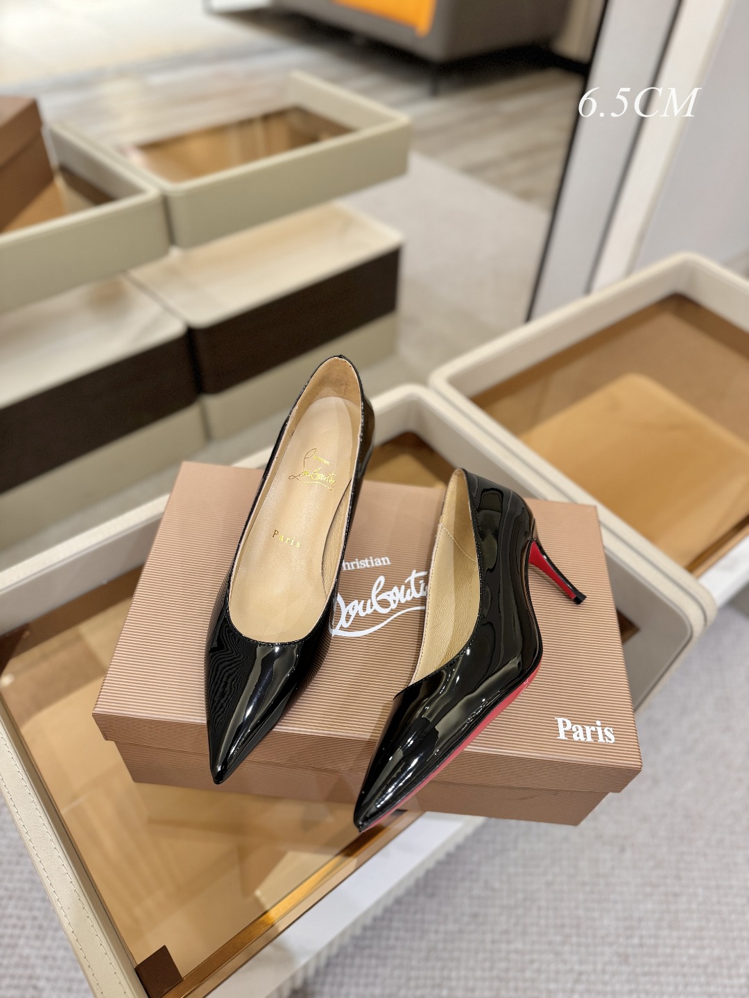 漆皮 单鞋（经典款）质感立体穿出时尚芭莎的气质优质皮里更加柔软透气，无敌瘦腿，穿上立马拉升腿的长度～涵深