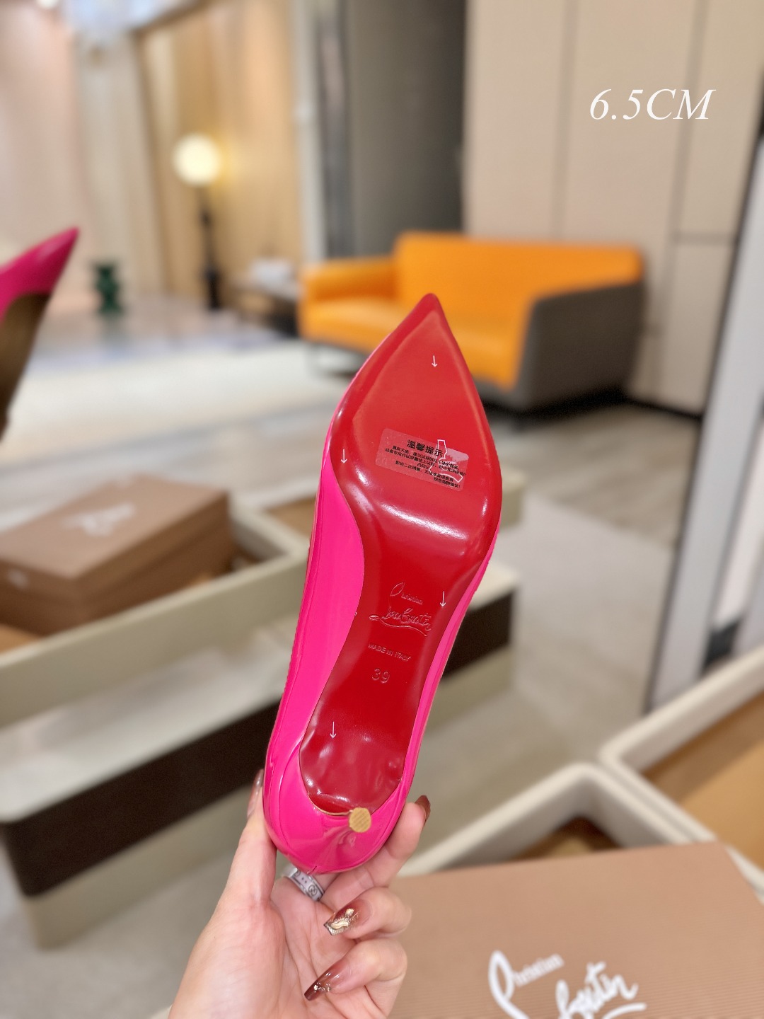 漆皮 单鞋（经典款）质感立体穿出时尚芭莎的气质优质皮里更加柔软透气，无敌瘦腿，穿上立马拉升腿的长度～涵深