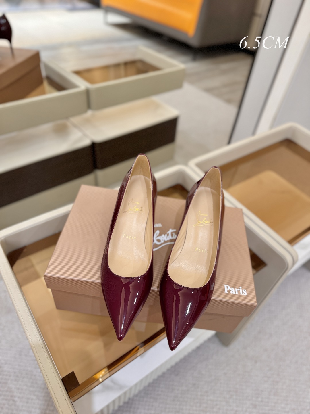 漆皮 单鞋（经典款）质感立体穿出时尚芭莎的气质优质皮里更加柔软透气，无敌瘦腿，穿上立马拉升腿的长度～涵深