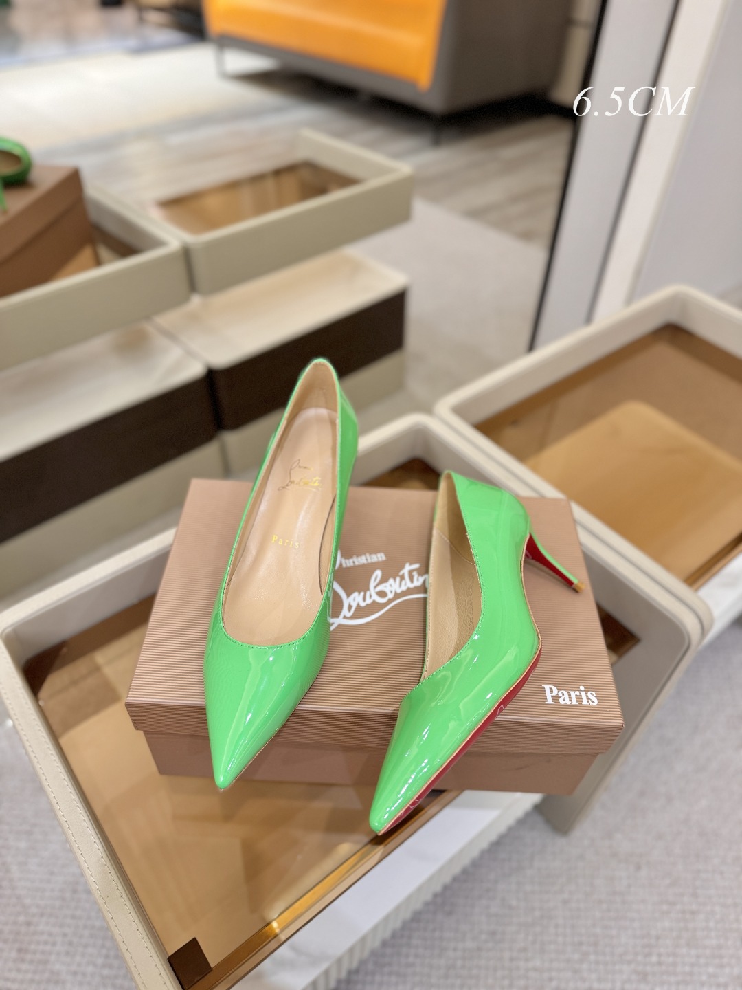 漆皮 单鞋（经典款）质感立体穿出时尚芭莎的气质优质皮里更加柔软透气，无敌瘦腿，穿上立马拉升腿的长度～涵深