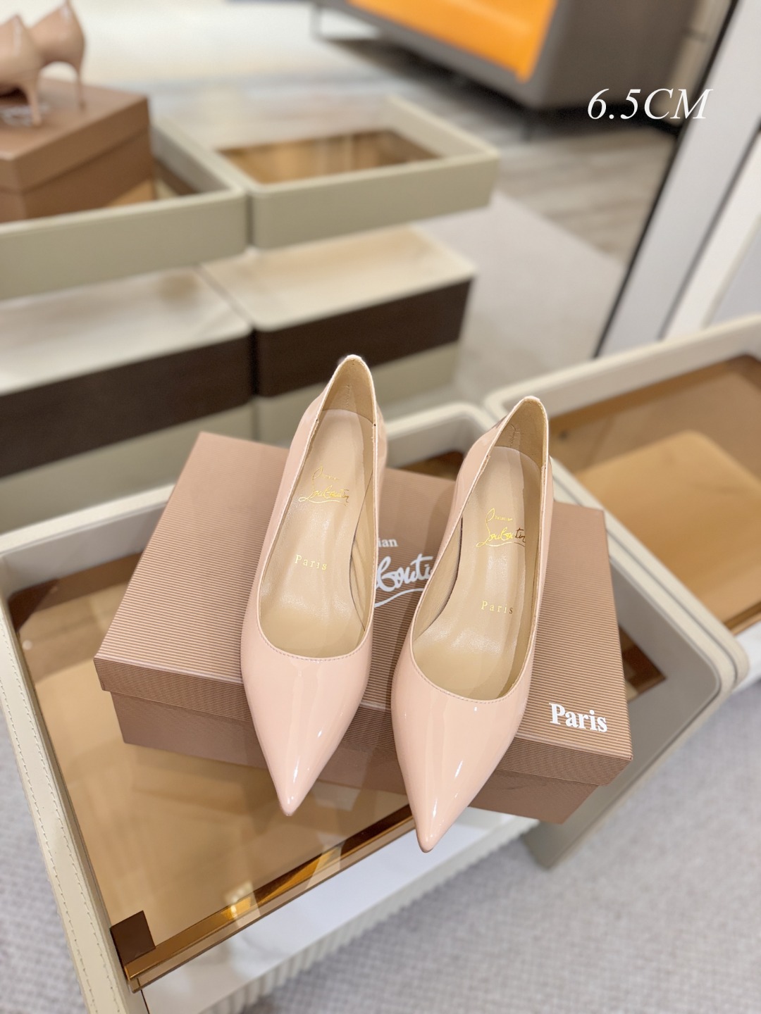 漆皮 单鞋（经典款）质感立体穿出时尚芭莎的气质优质皮里更加柔软透气，无敌瘦腿，穿上立马拉升腿的长度～涵深