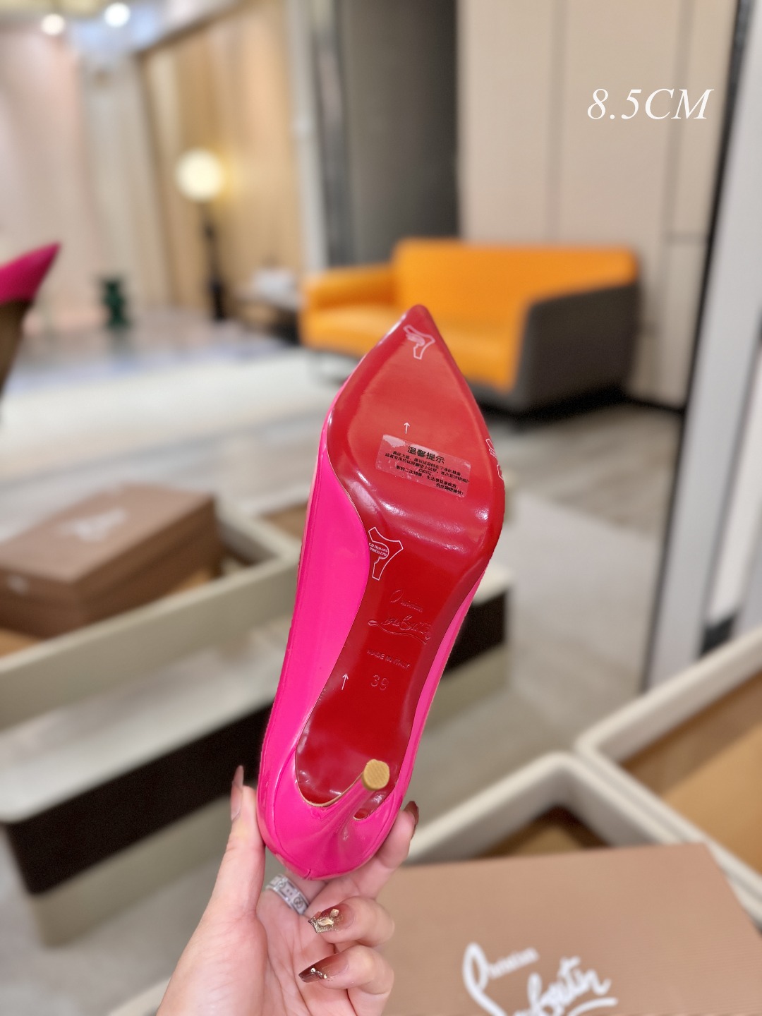 漆皮 单鞋（经典款）质感立体穿出时尚芭莎的气质优质皮里更加柔软透气，无敌瘦腿，穿上立马拉升腿的长度～涵深