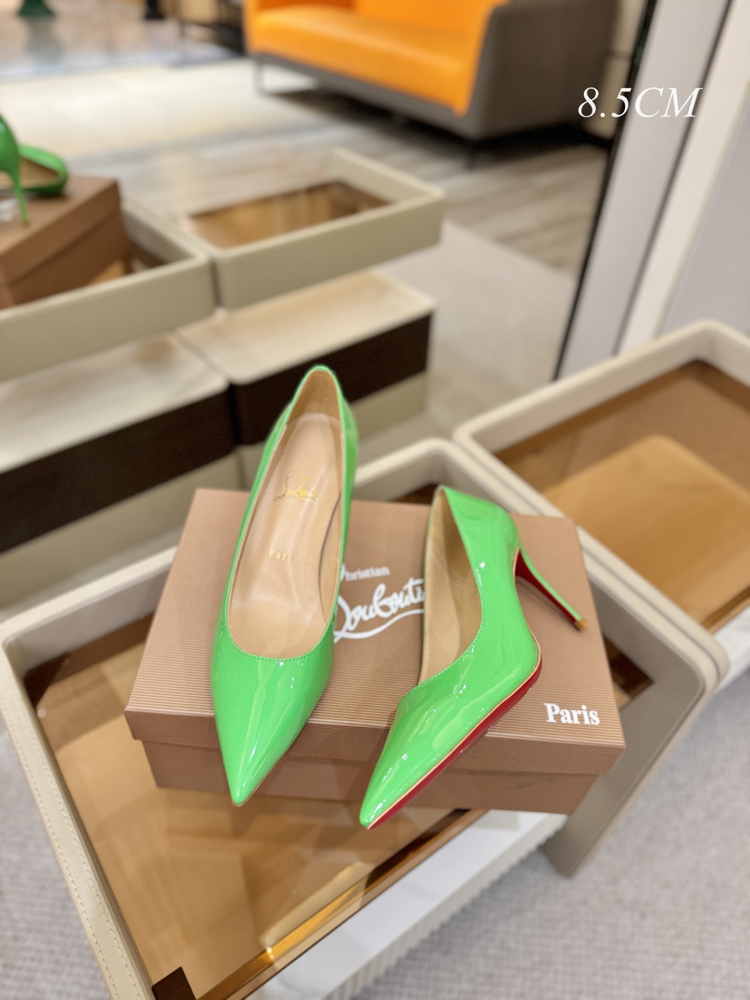 漆皮 单鞋（经典款）质感立体穿出时尚芭莎的气质优质皮里更加柔软透气，无敌瘦腿，穿上立马拉升腿的长度～涵深