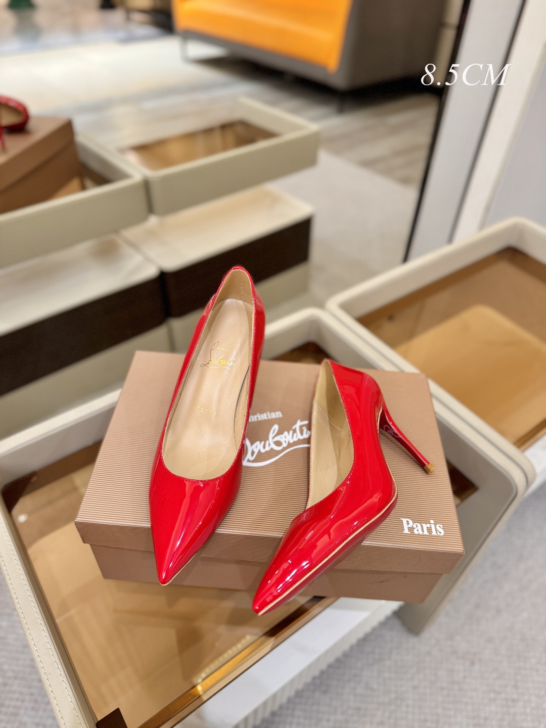 漆皮 单鞋（经典款）质感立体穿出时尚芭莎的气质优质皮里更加柔软透气，无敌瘦腿，穿上立马拉升腿的长度～涵深