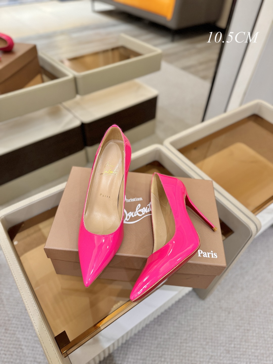 漆皮 单鞋（经典款）质感立体穿出时尚芭莎的气质优质皮里更加柔软透气，无敌瘦腿，穿上立马拉升腿的长度～涵深