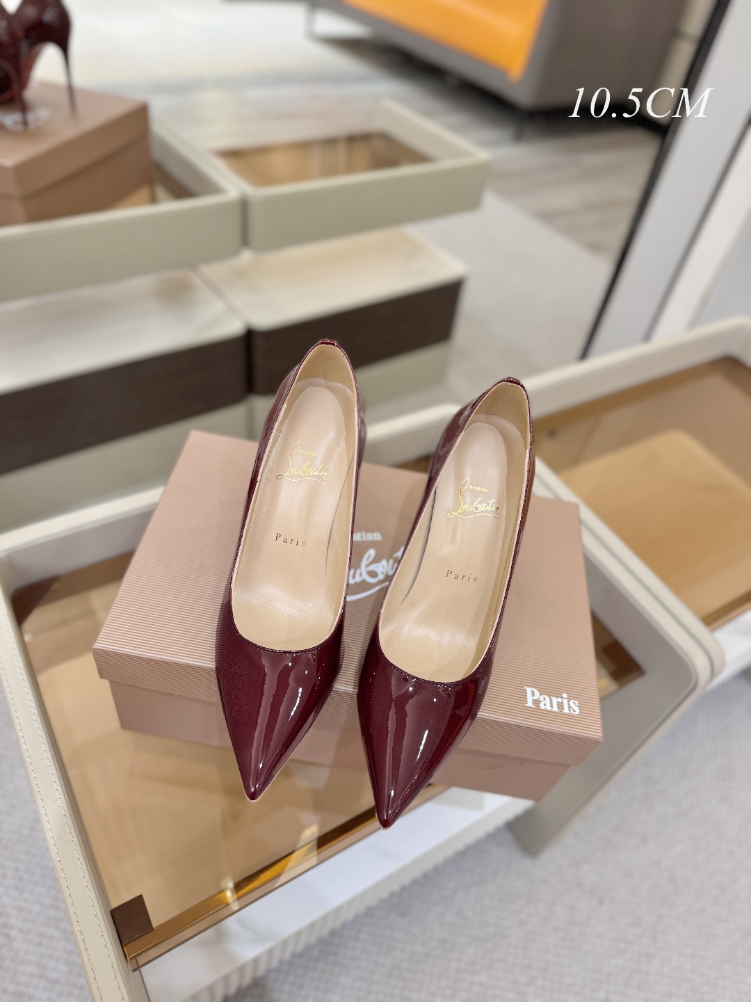 漆皮 单鞋（经典款）质感立体穿出时尚芭莎的气质优质皮里更加柔软透气，无敌瘦腿，穿上立马拉升腿的长度～涵深