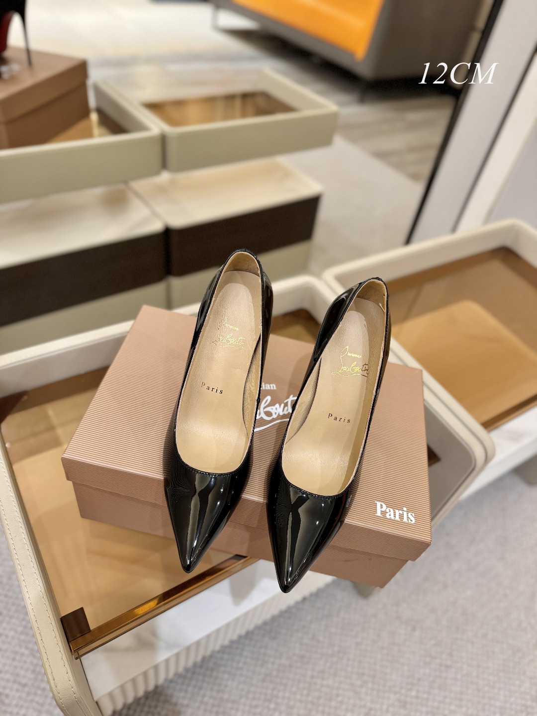 漆皮 单鞋（经典款）质感立体穿出时尚芭莎的气质优质皮里更加柔软透气，无敌瘦腿，穿上立马拉升腿的长度～涵深