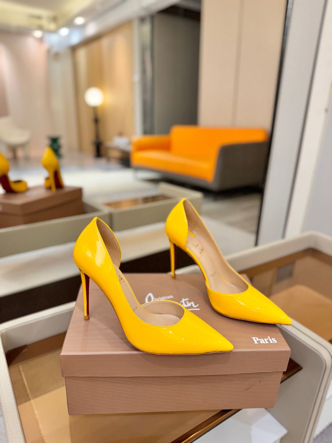 侧空单鞋（经典款）质感立体穿出时尚芭莎的气质优质皮里更加柔软透气，无敌瘦腿，穿上立马拉升腿的长度～涵深刻