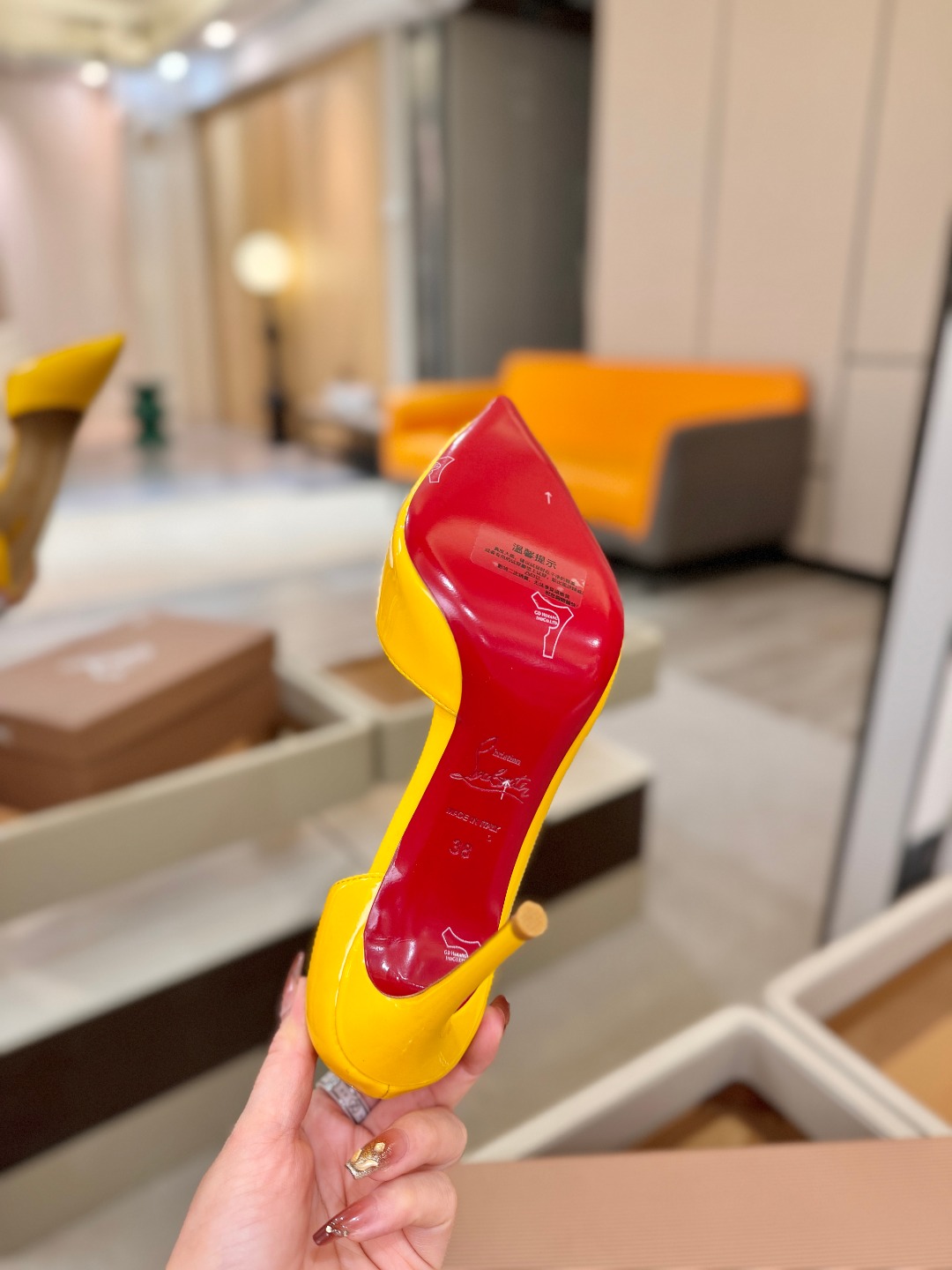 侧空单鞋（经典款）质感立体穿出时尚芭莎的气质优质皮里更加柔软透气，无敌瘦腿，穿上立马拉升腿的长度～涵深刻