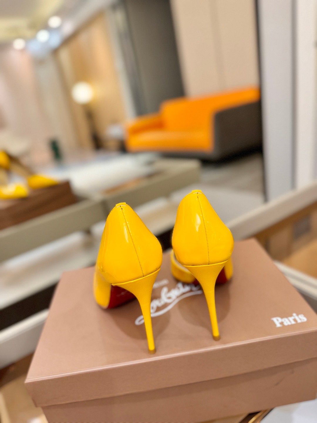 侧空单鞋（经典款）质感立体穿出时尚芭莎的气质优质皮里更加柔软透气，无敌瘦腿，穿上立马拉升腿的长度～涵深刻