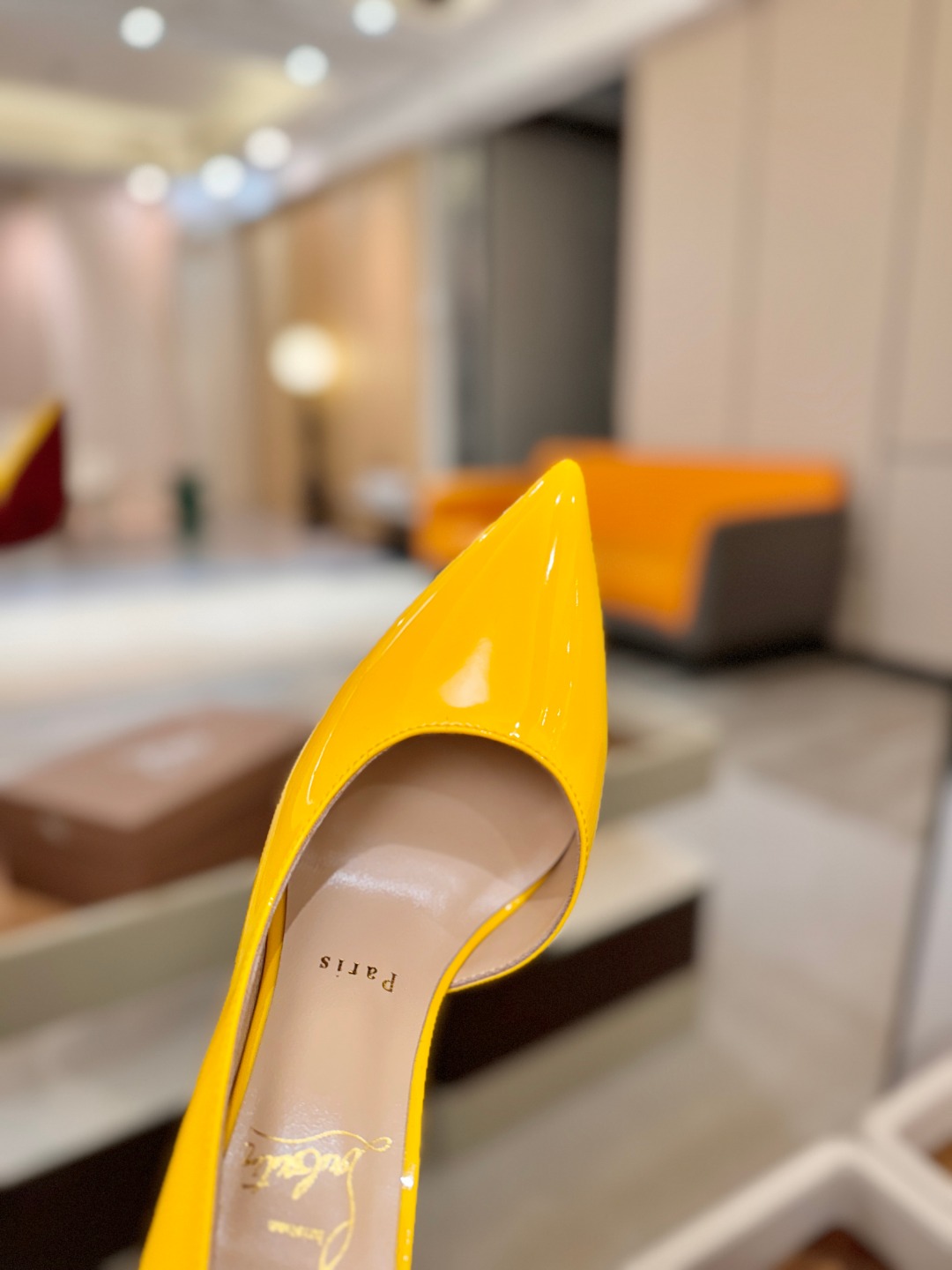 侧空单鞋（经典款）质感立体穿出时尚芭莎的气质优质皮里更加柔软透气，无敌瘦腿，穿上立马拉升腿的长度～涵深刻