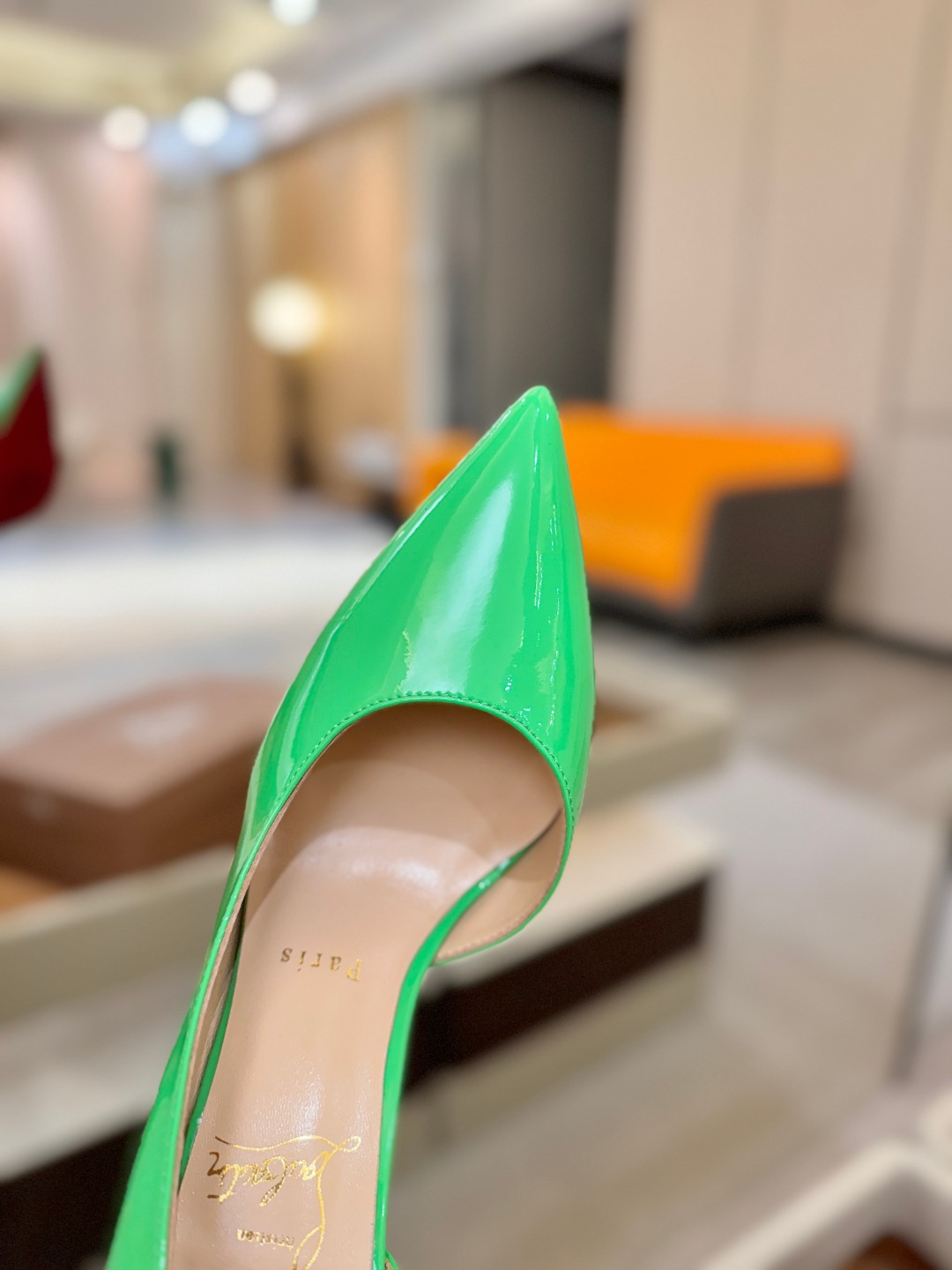 侧空单鞋（经典款）质感立体穿出时尚芭莎的气质优质皮里更加柔软透气，无敌瘦腿，穿上立马拉升腿的长度～涵深刻