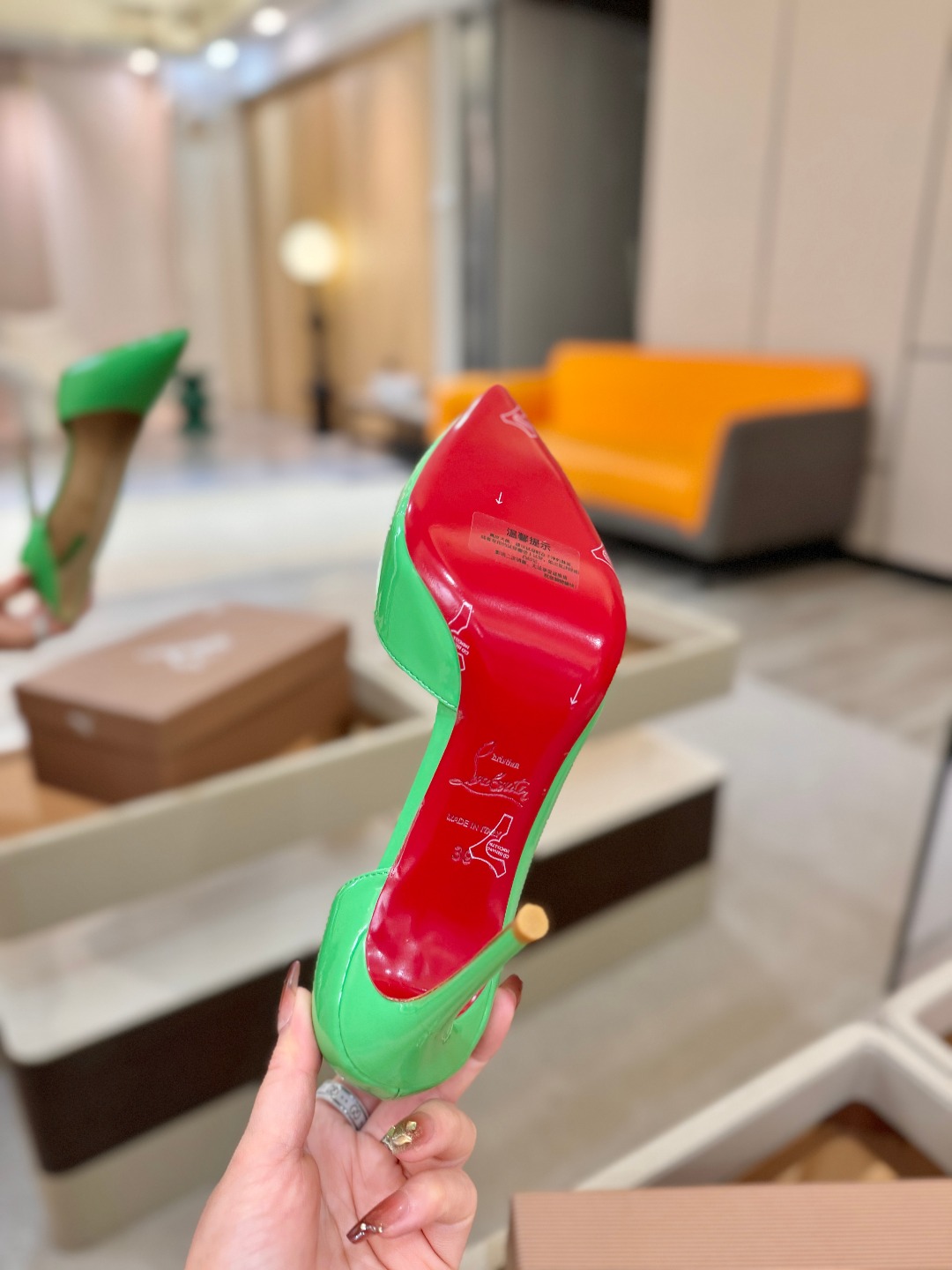 侧空单鞋（经典款）质感立体穿出时尚芭莎的气质优质皮里更加柔软透气，无敌瘦腿，穿上立马拉升腿的长度～涵深刻