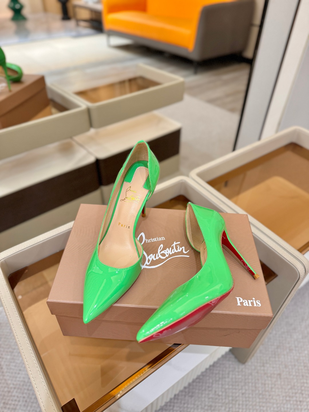 侧空单鞋（经典款）质感立体穿出时尚芭莎的气质优质皮里更加柔软透气，无敌瘦腿，穿上立马拉升腿的长度～涵深刻